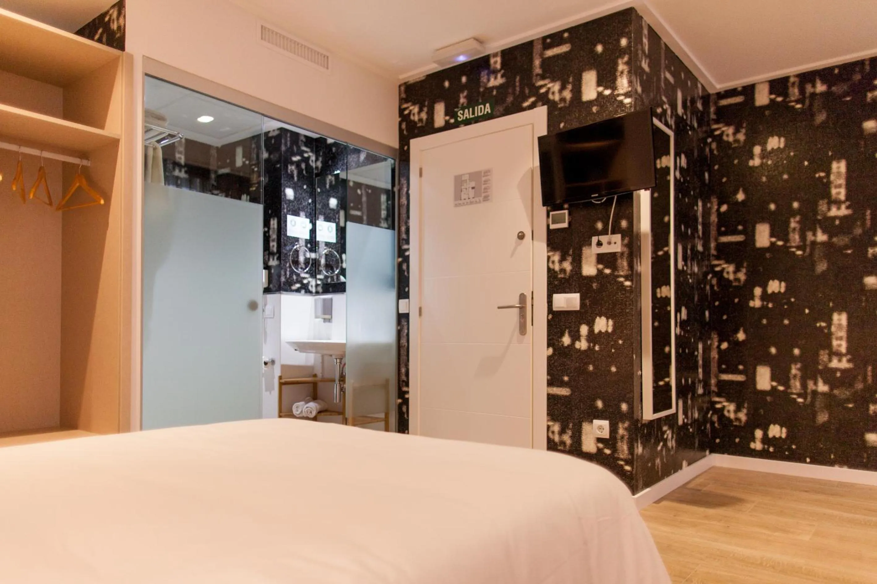 Photo of the whole room, Bed in Host & Home