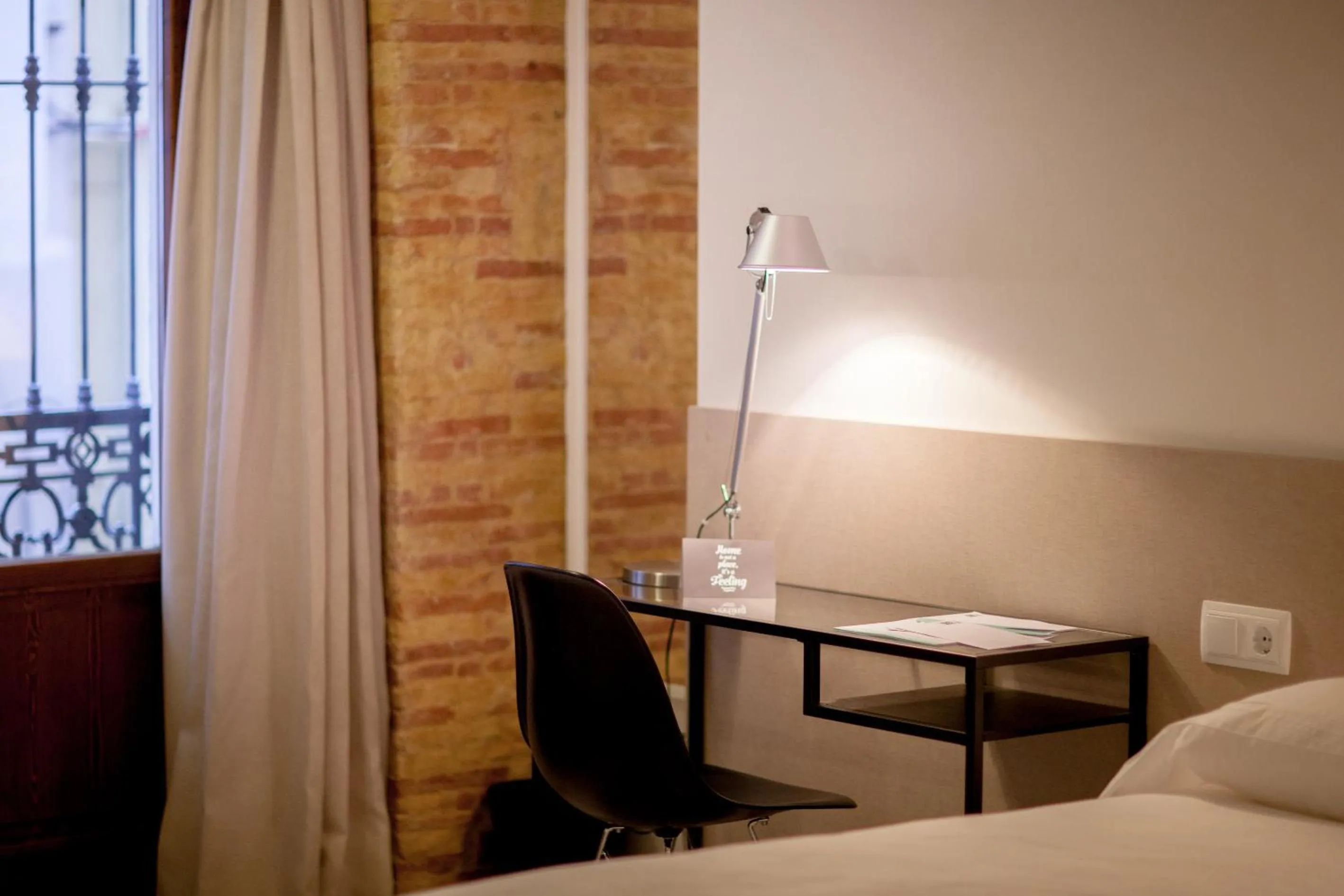 Seating area, Bed in Host & Home