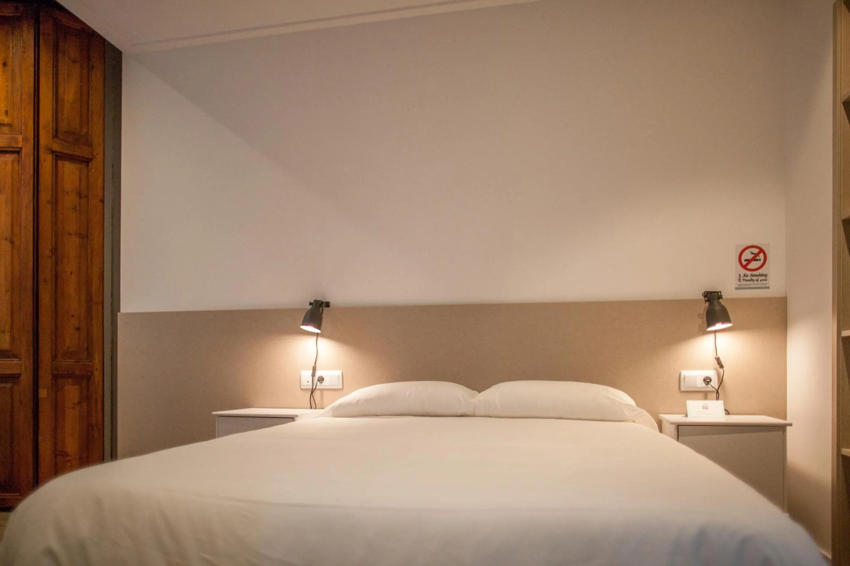 Photo of the whole room, Bed in Host & Home