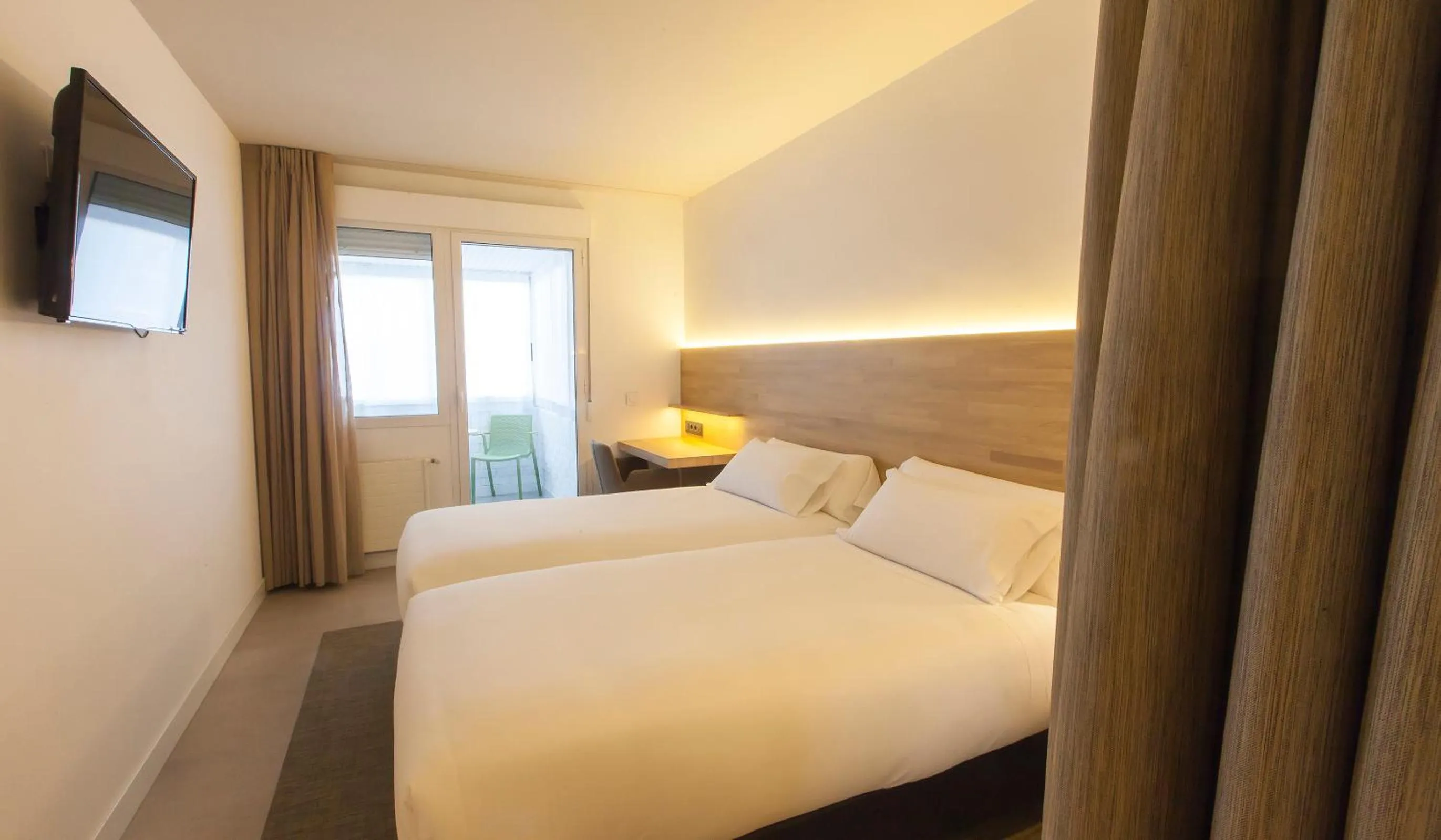 Balcony/Terrace, Bed in Hotel A Pamplona