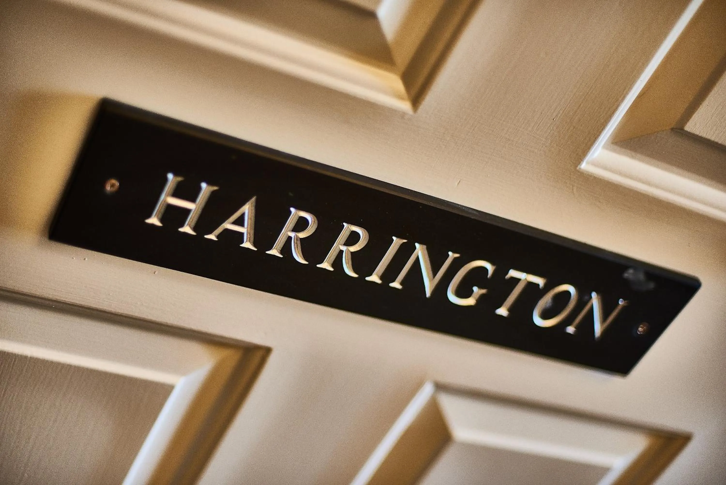 Logo/Certificate/Sign in Plough Inn