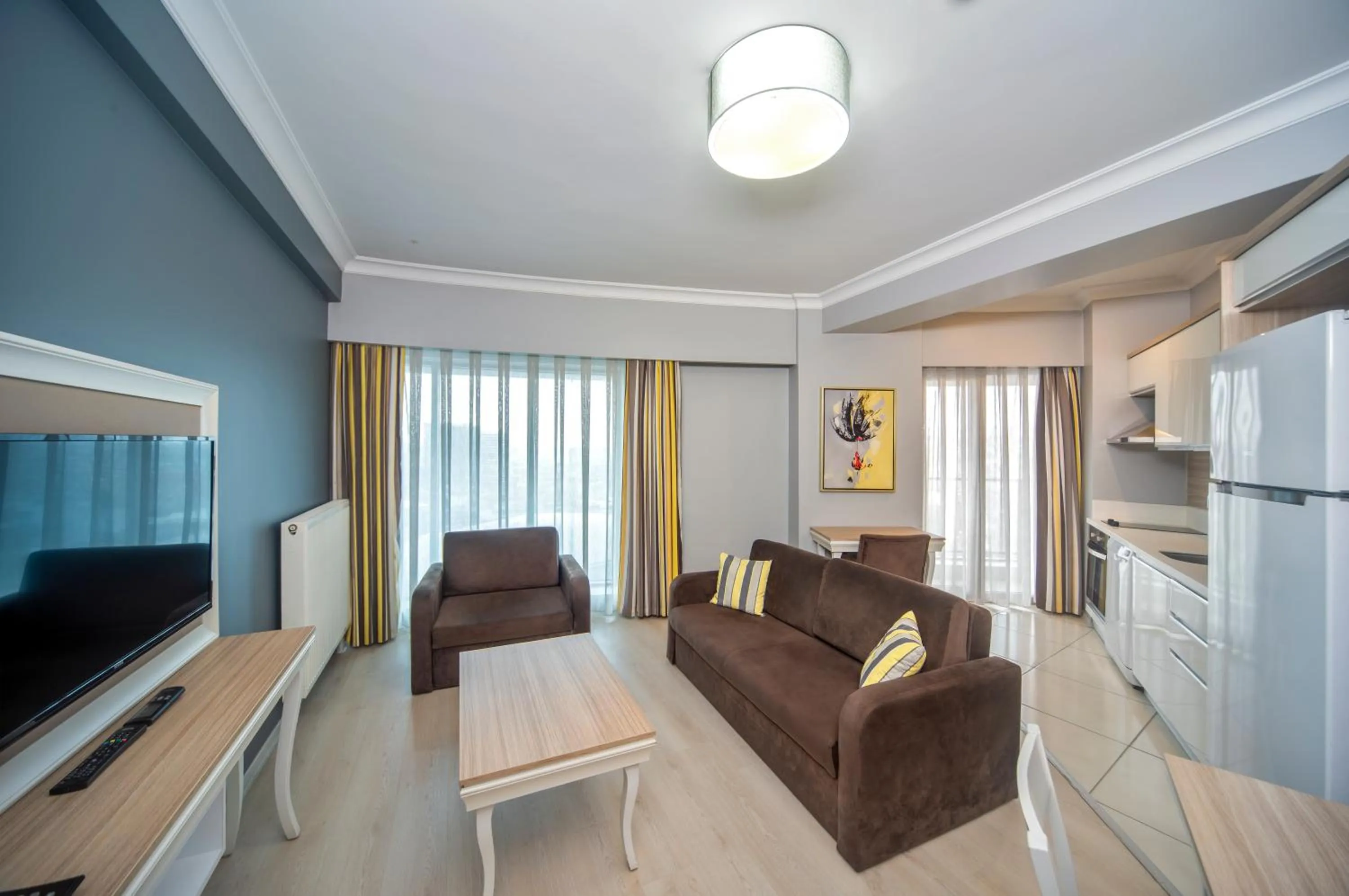 Communal lounge/ TV room in Serenity Suites Istanbul Airport