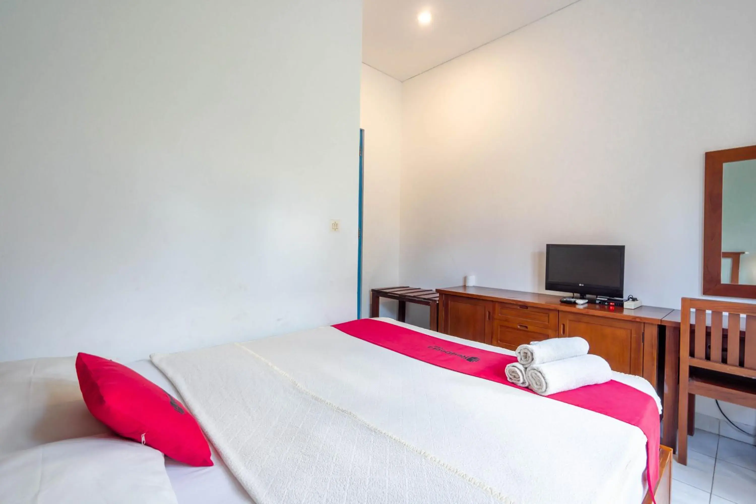 Bedroom, Bed in RedDoorz near Pantai Sanur Bali Bedroom, Bed in RedDoorz near Pantai Sanur Bali