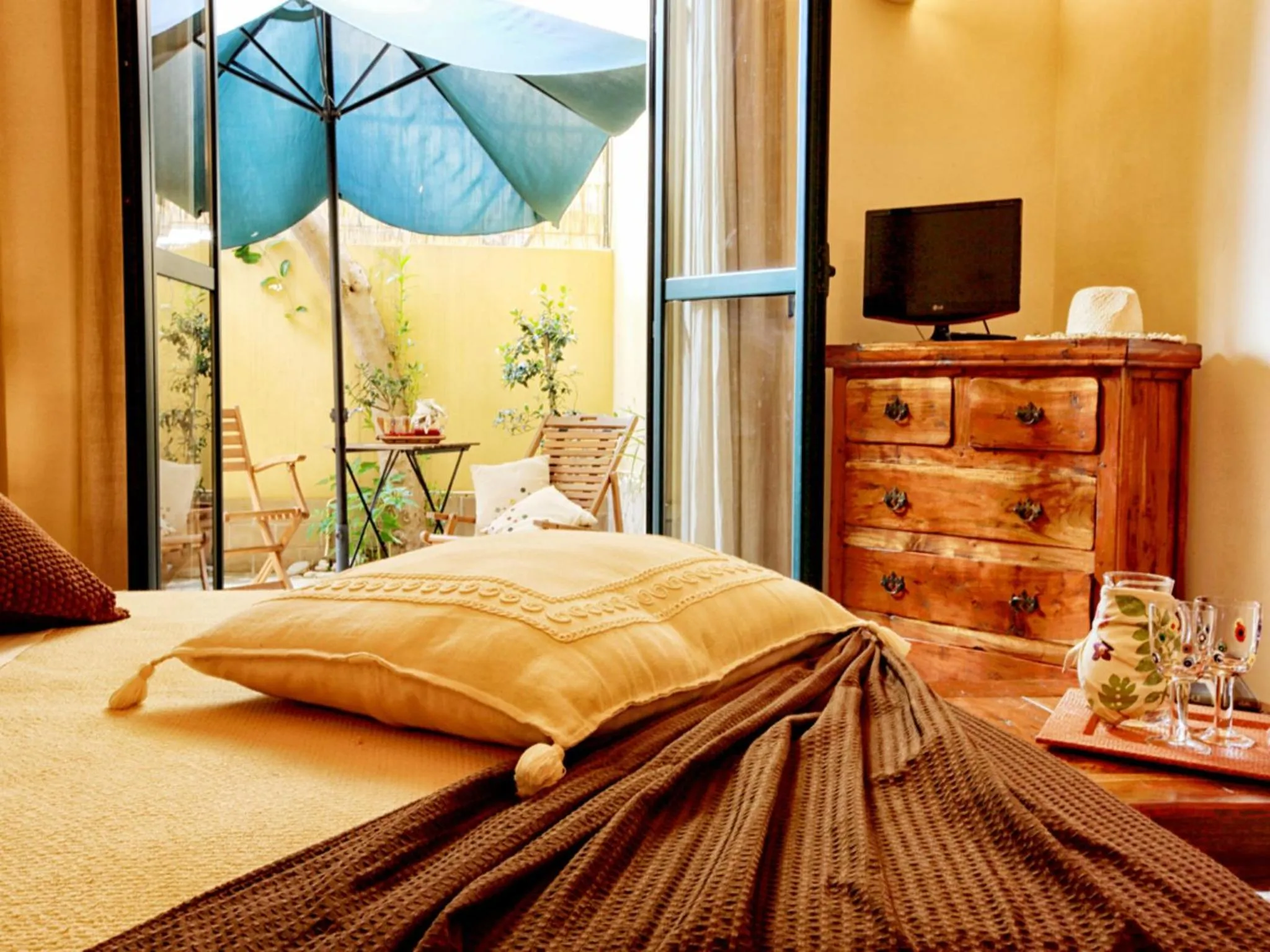 Patio, Bed in Kalinikta B&B