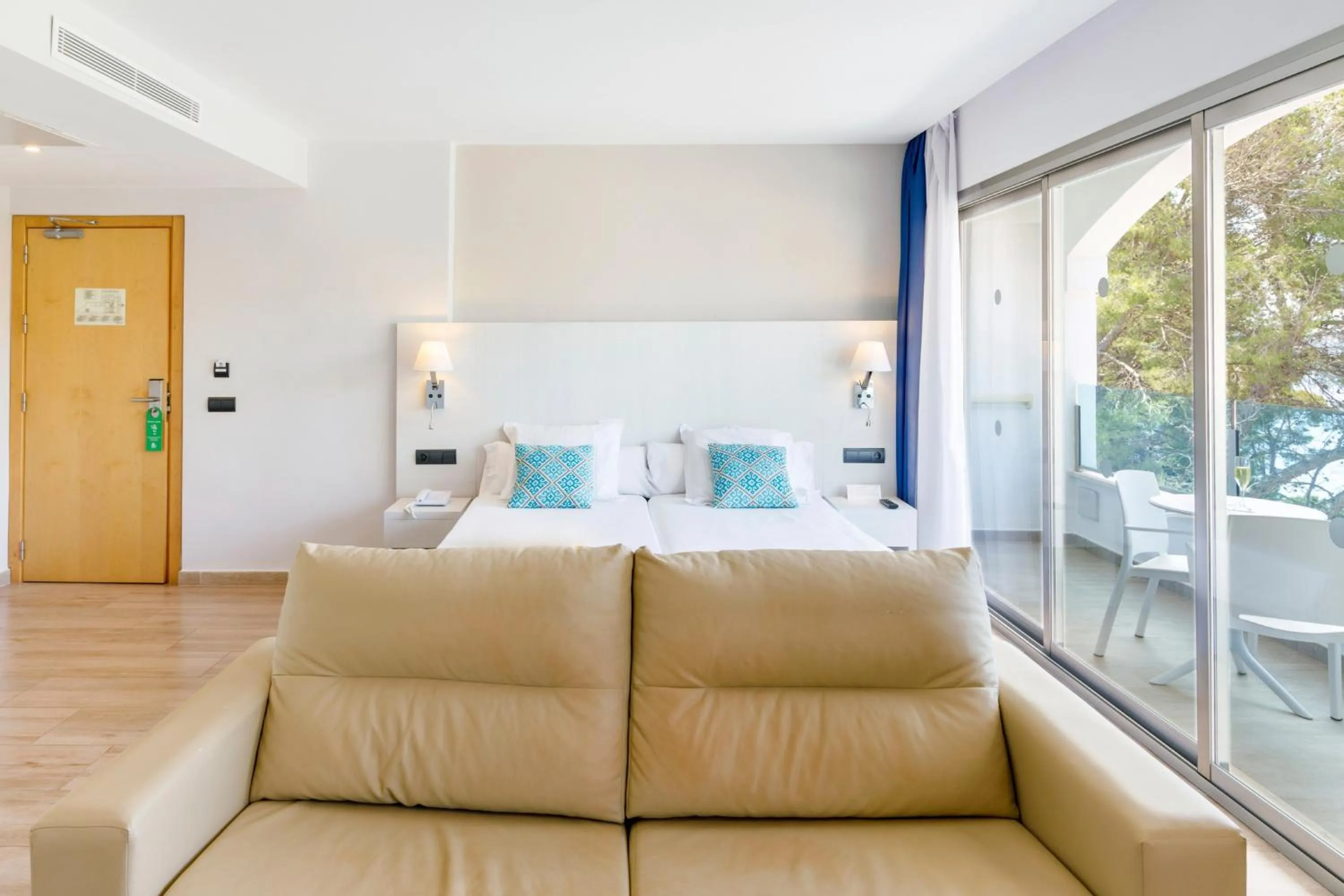 Living room, Bed in Alcanada Golf Hotel