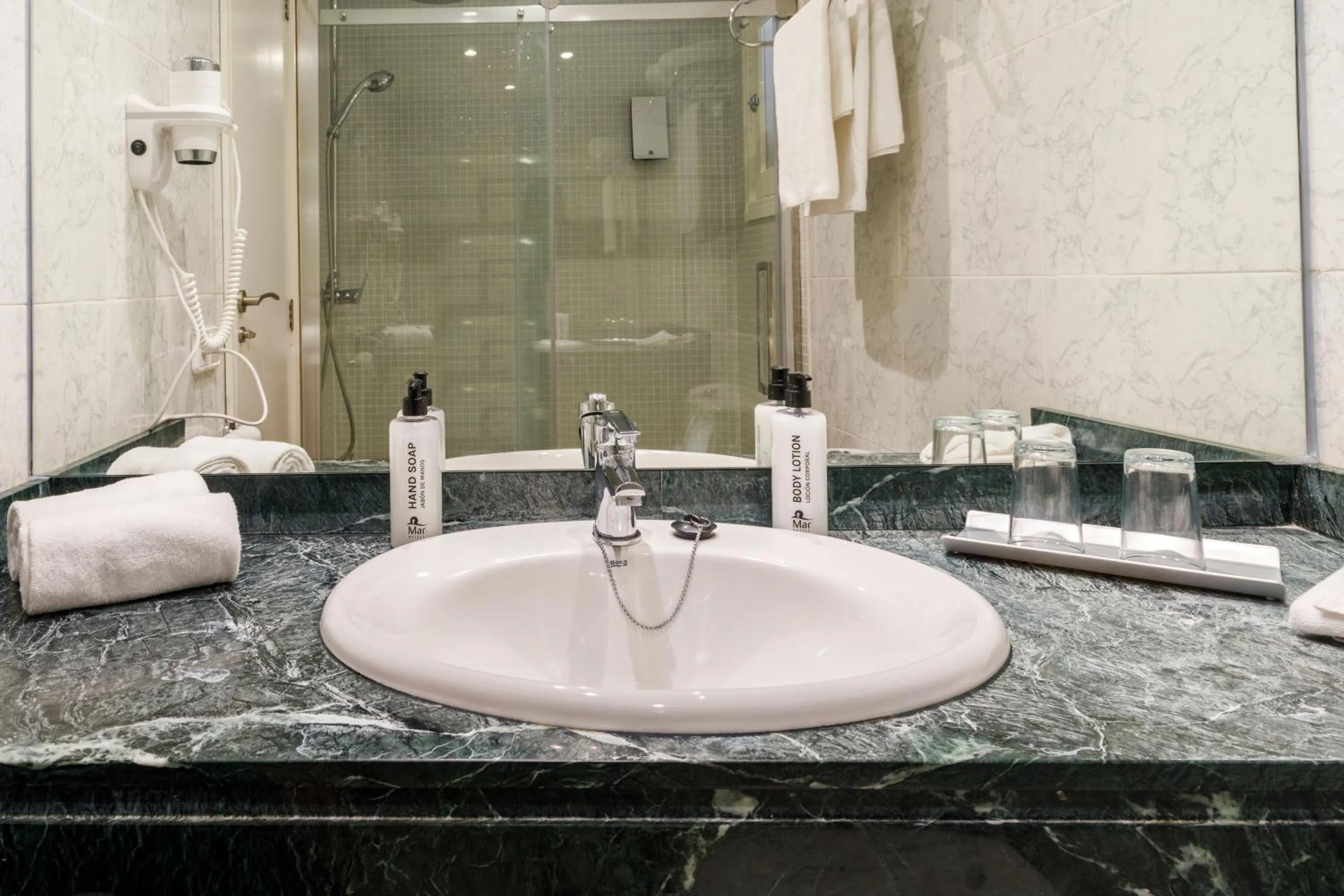 Shower in Mar Hotels Alcanada