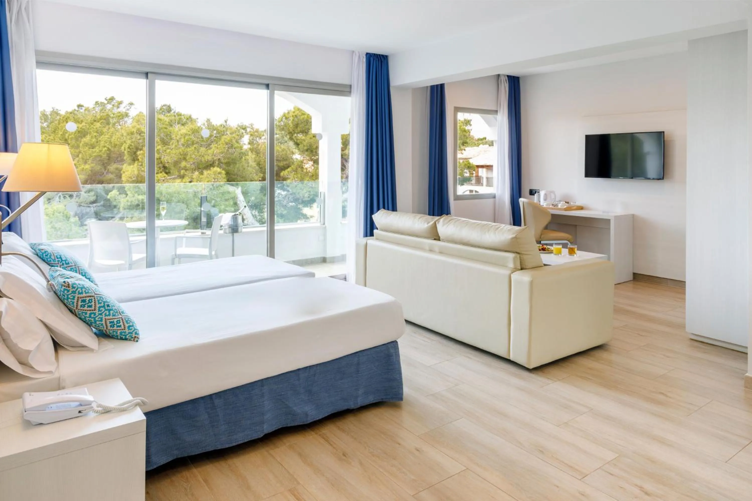 Bedroom, Bed in Alcanada Golf Hotel