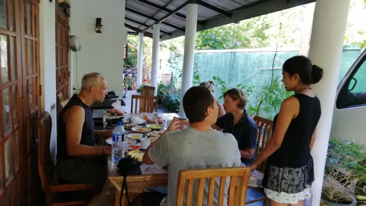 Restaurant/places to eat in White Guest