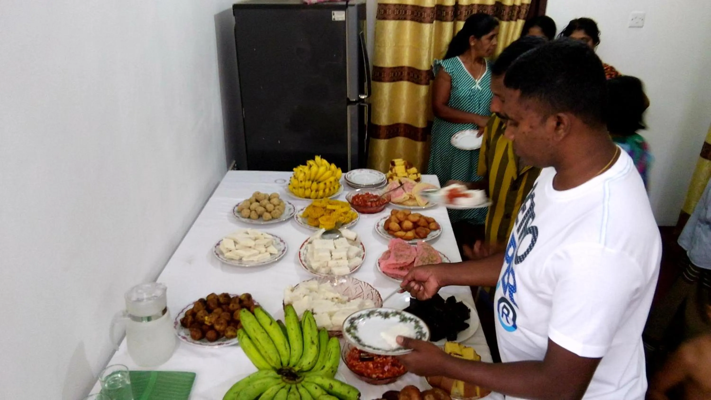 Food and drinks in White Guest