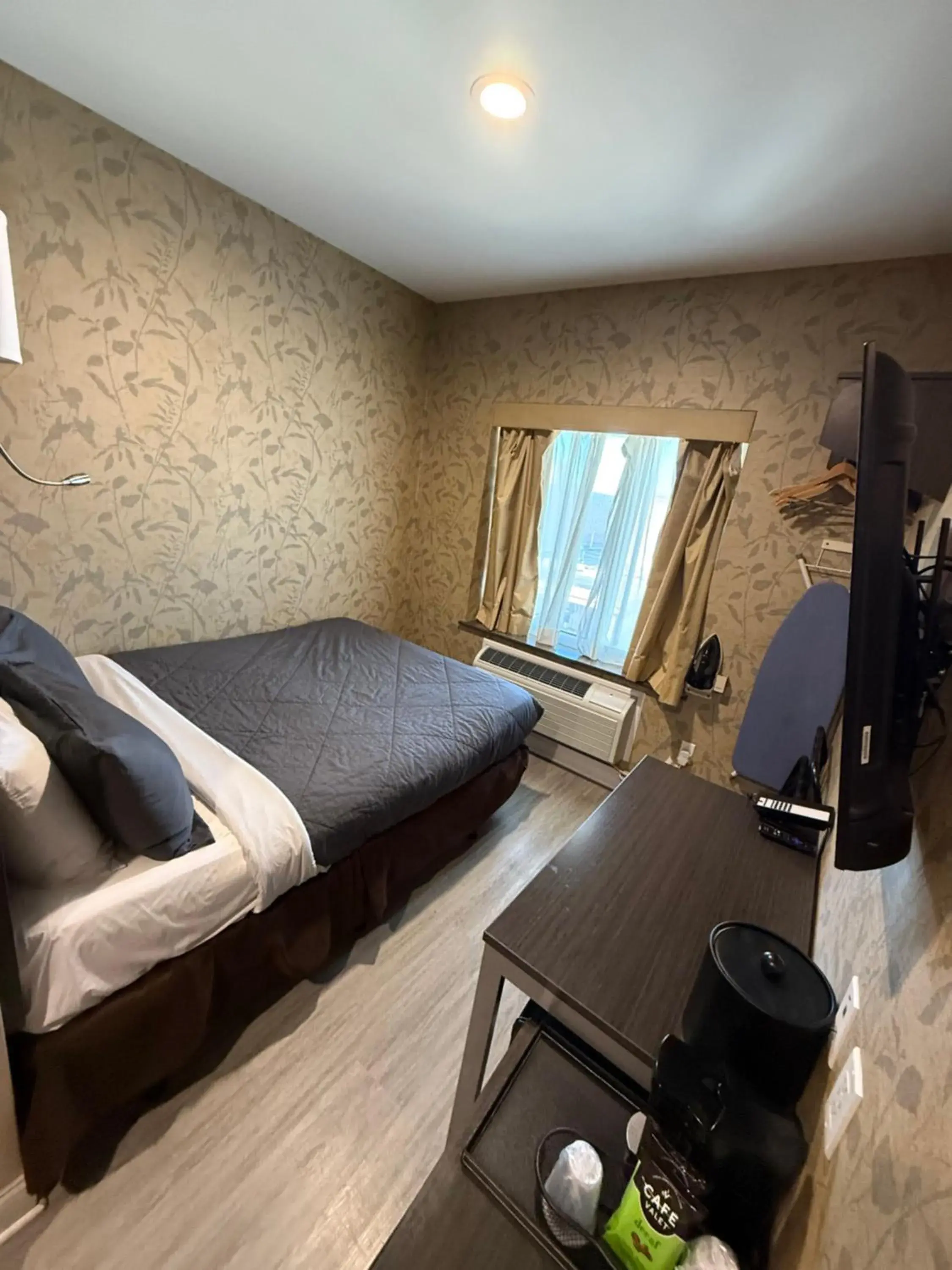 Photo of the whole room, Bed in Grandview Hotel New York Photo of the whole room, Bed in Grandview Hotel New York