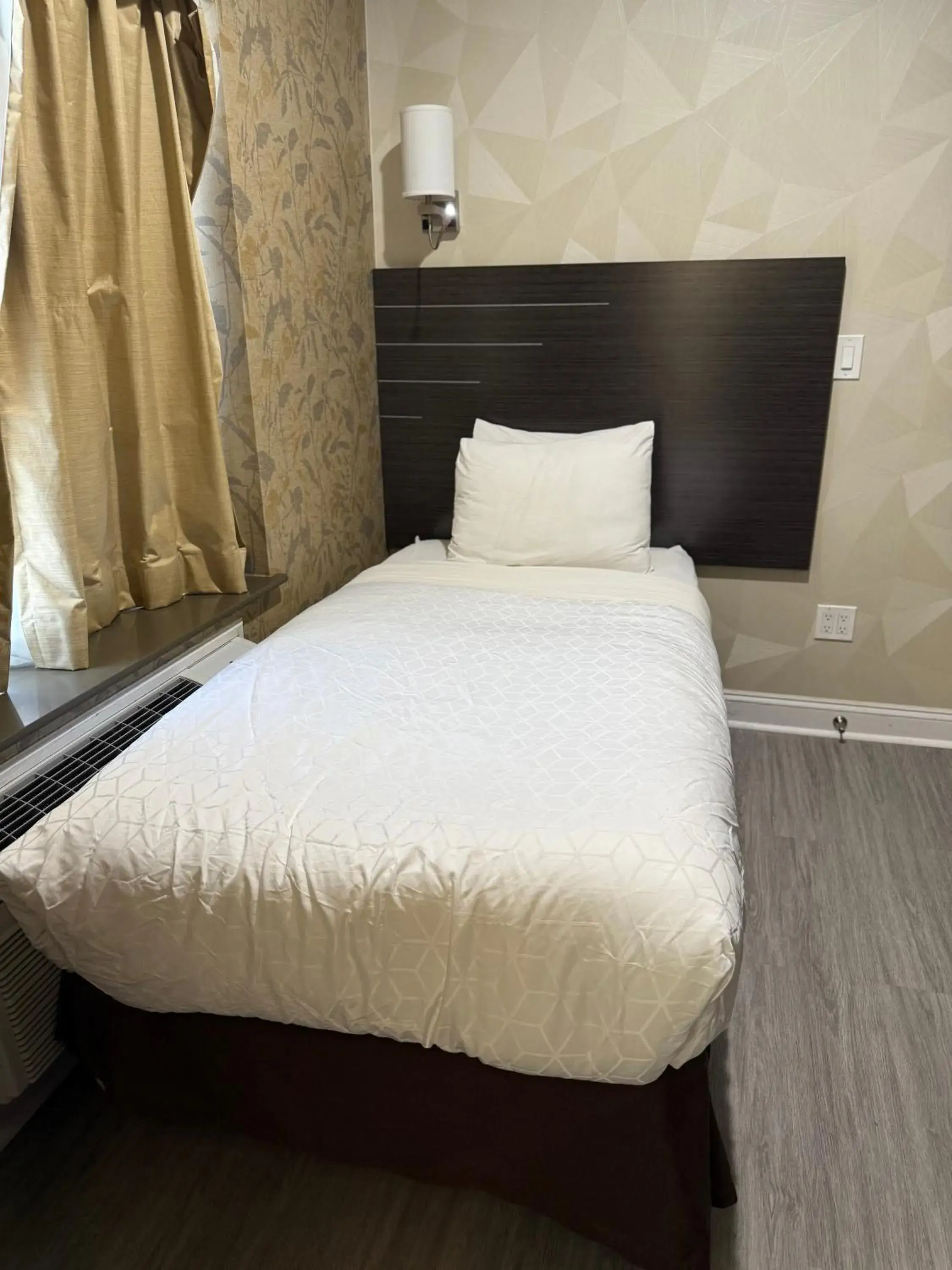 Bed in Grandview Hotel New York Bed in Grandview Hotel New York