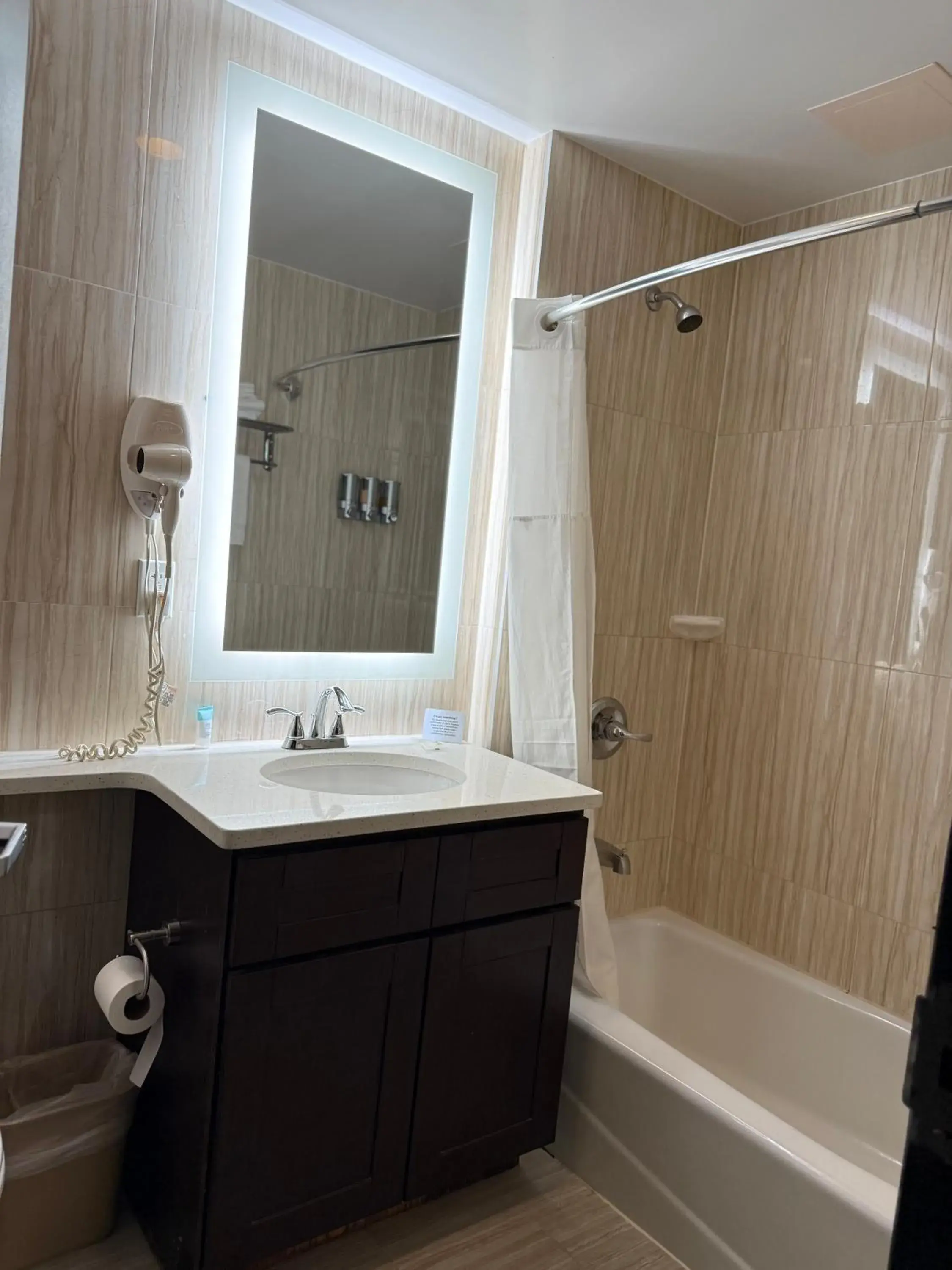 Shower in Grandview Hotel New York Shower in Grandview Hotel New York