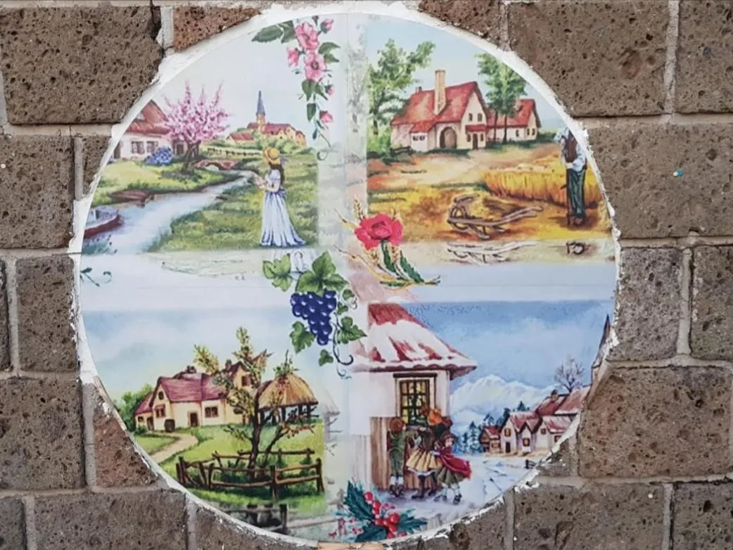 Decorative detail in La Casa Sull'aia,AV