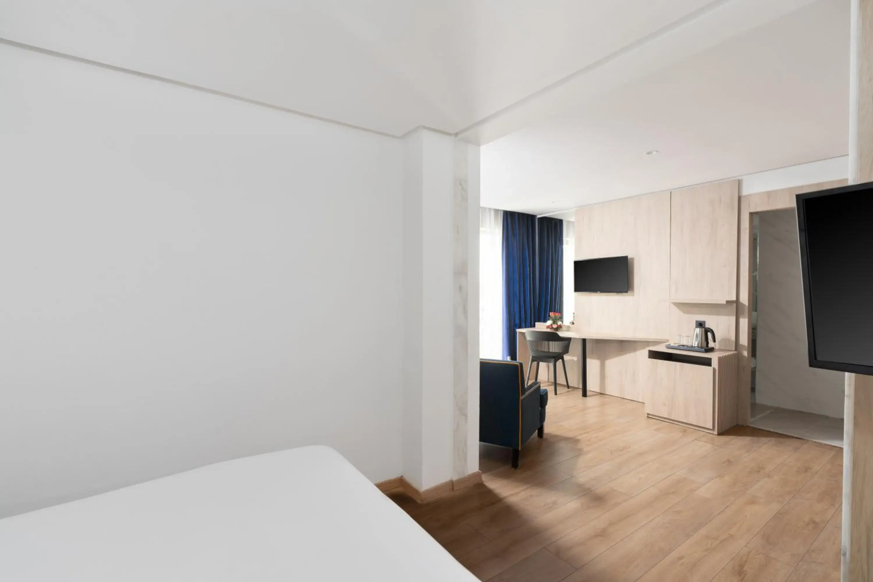 Communal lounge/ TV room, Bed in Rihab Hotel Communal lounge/ TV room, Bed in Rihab Hotel