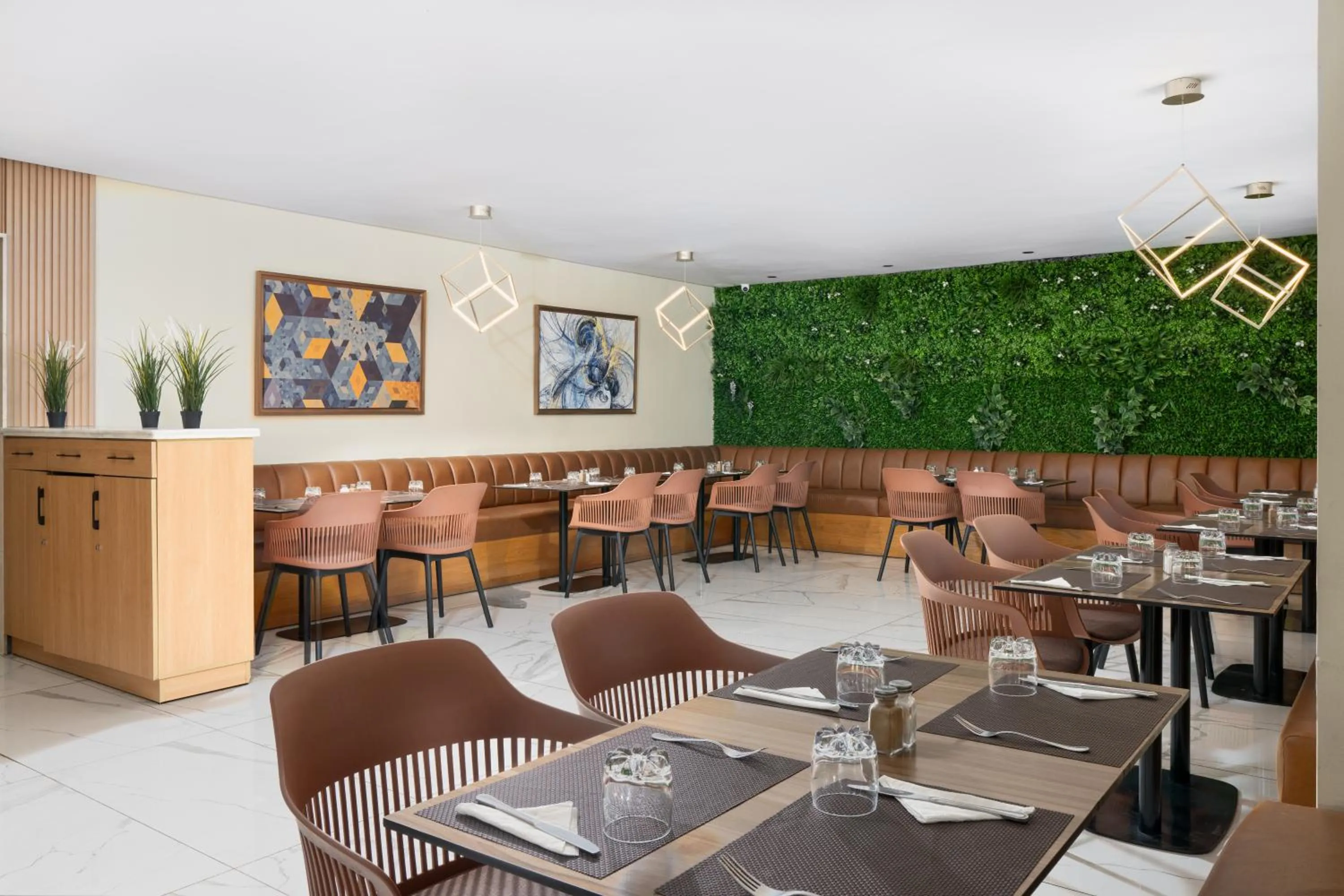 Restaurant/places to eat in Rihab Hotel