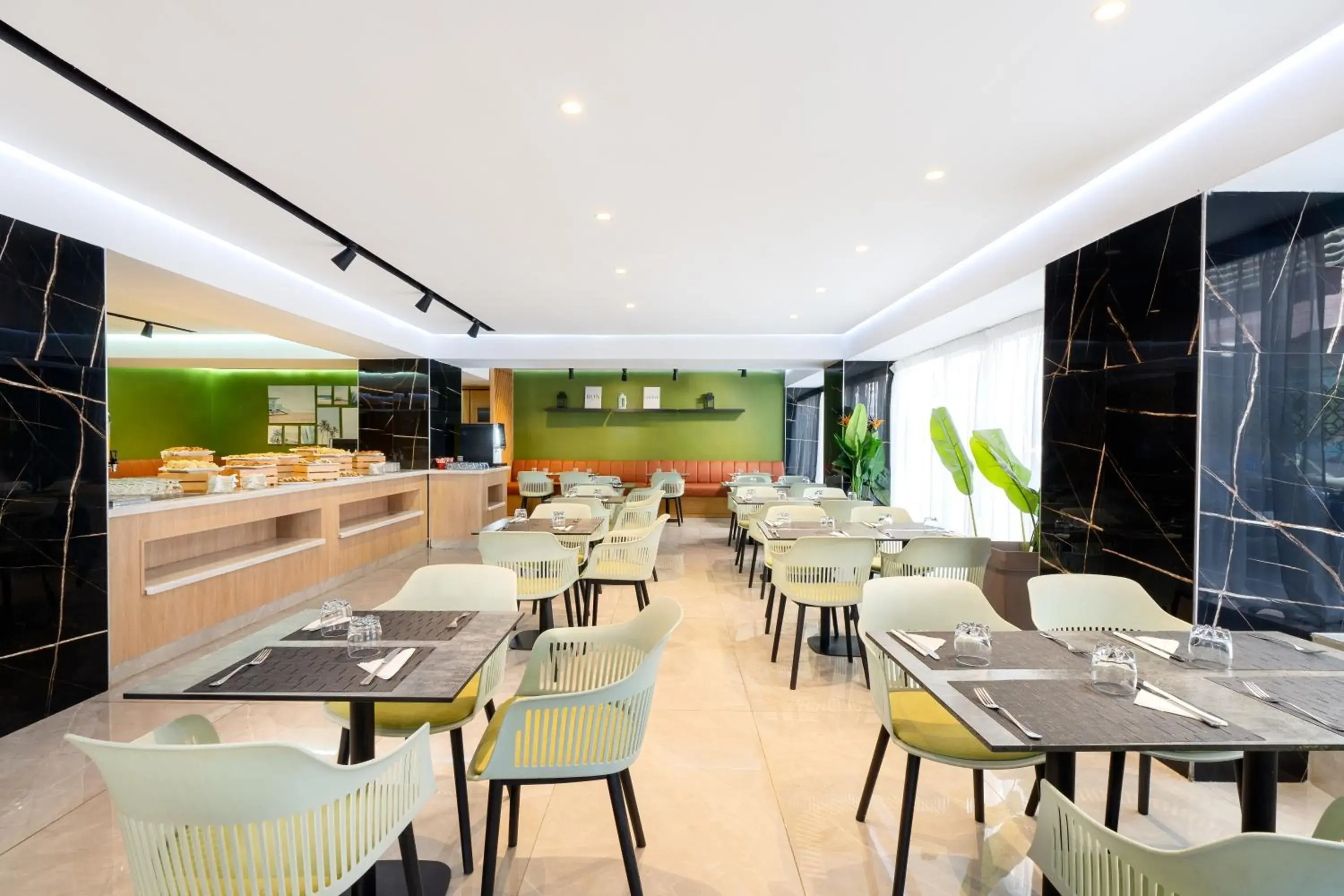 Restaurant/places to eat in Rihab Hotel Restaurant/places to eat in Rihab Hotel