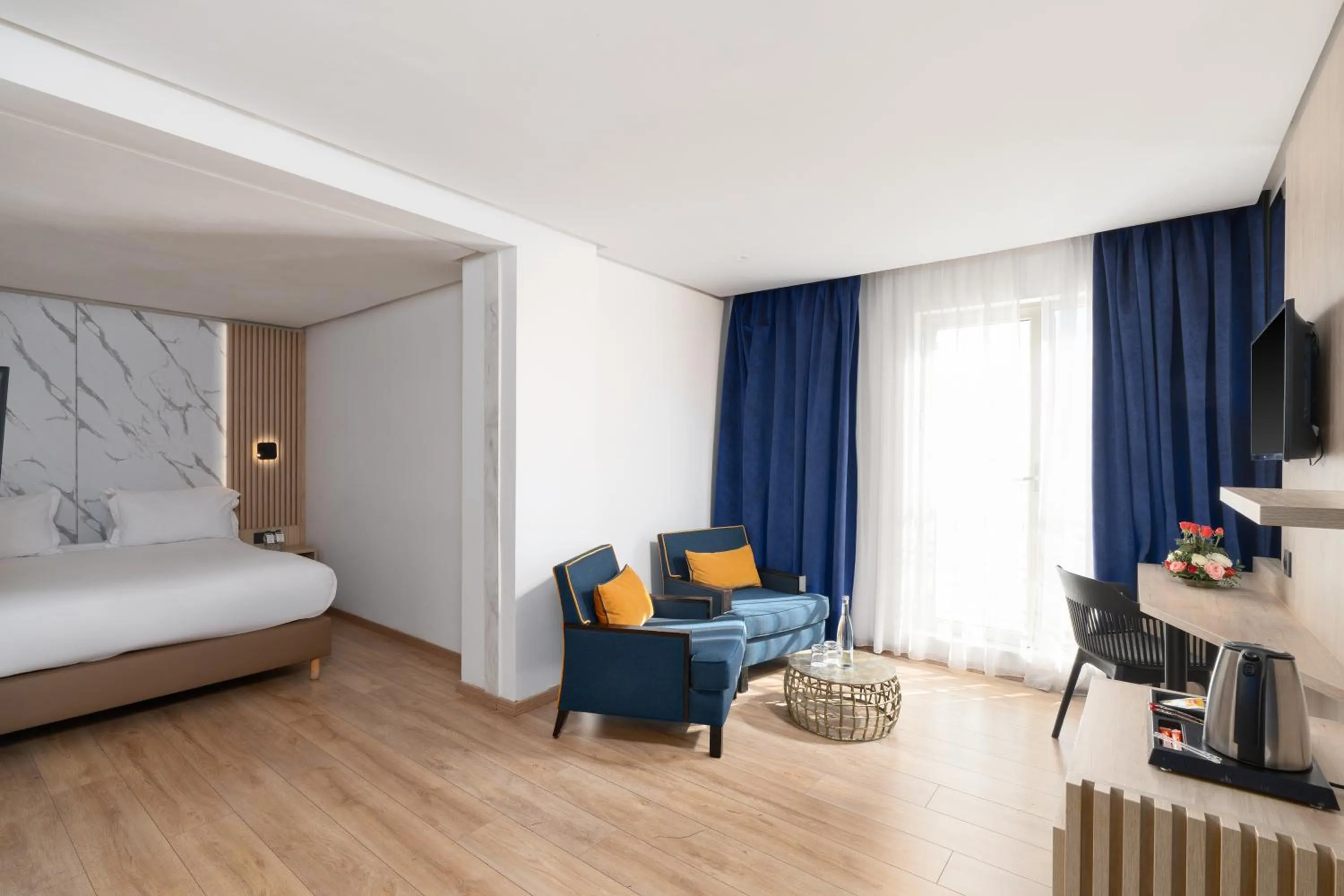 Living room, Bed in Rihab Hotel