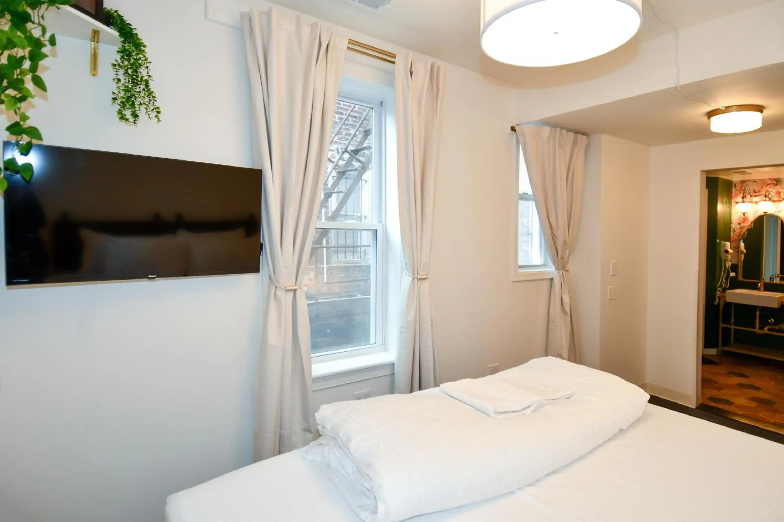 TV and multimedia, Bed in HighRoad Washington DC TV and multimedia, Bed in HighRoad Washington DC