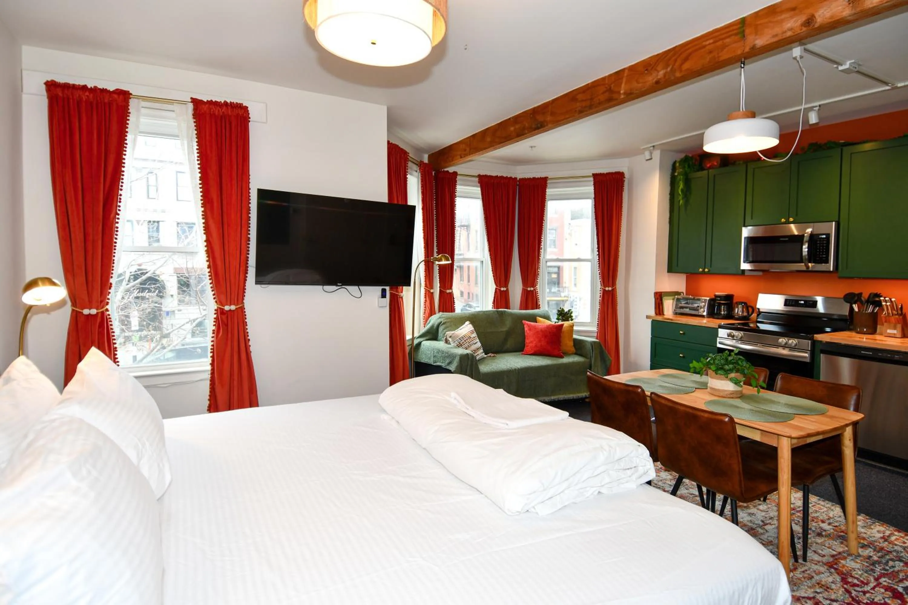 Communal lounge/ TV room, Bed in HighRoad Washington DC