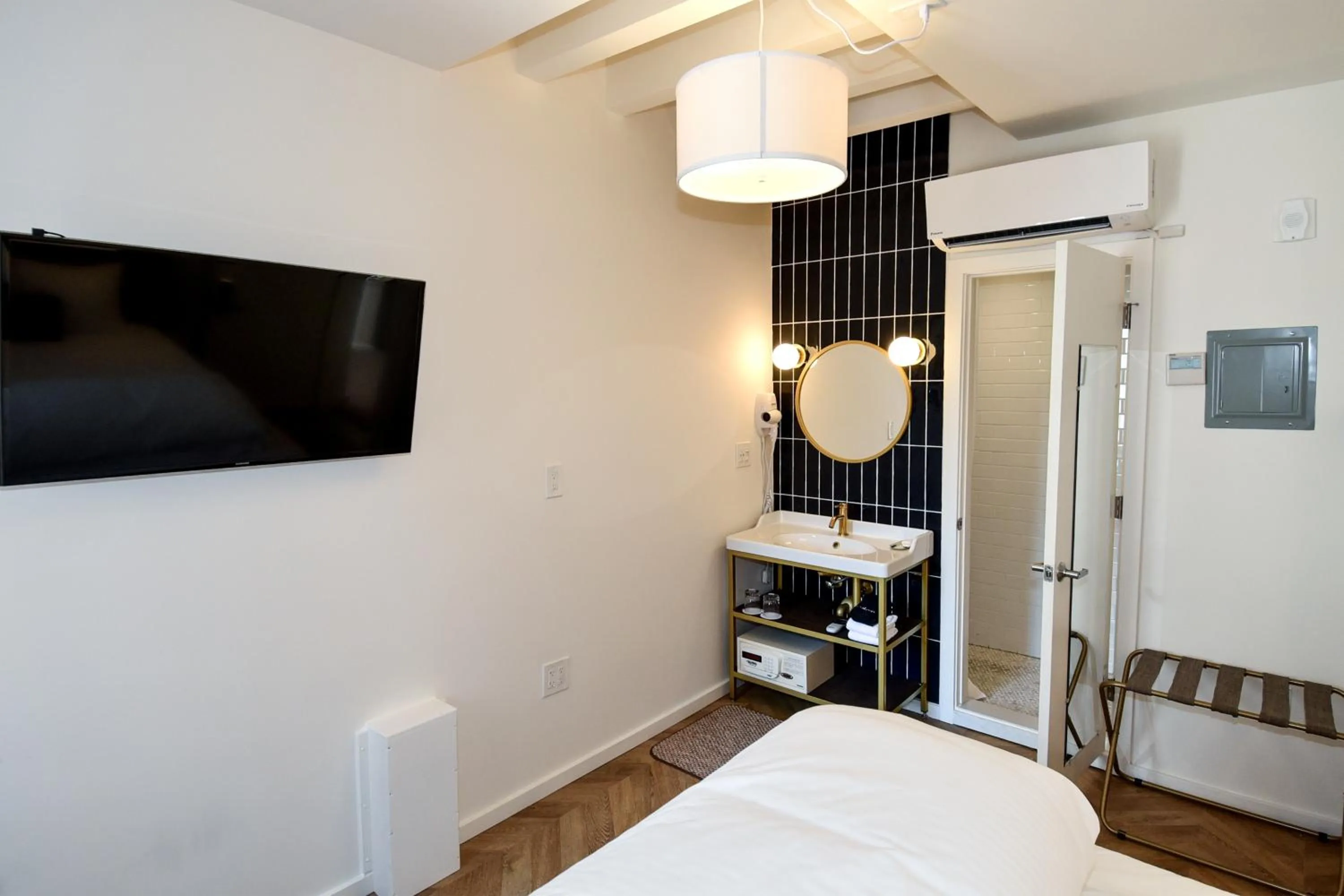 Bathroom, Bed in HighRoad Washington DC