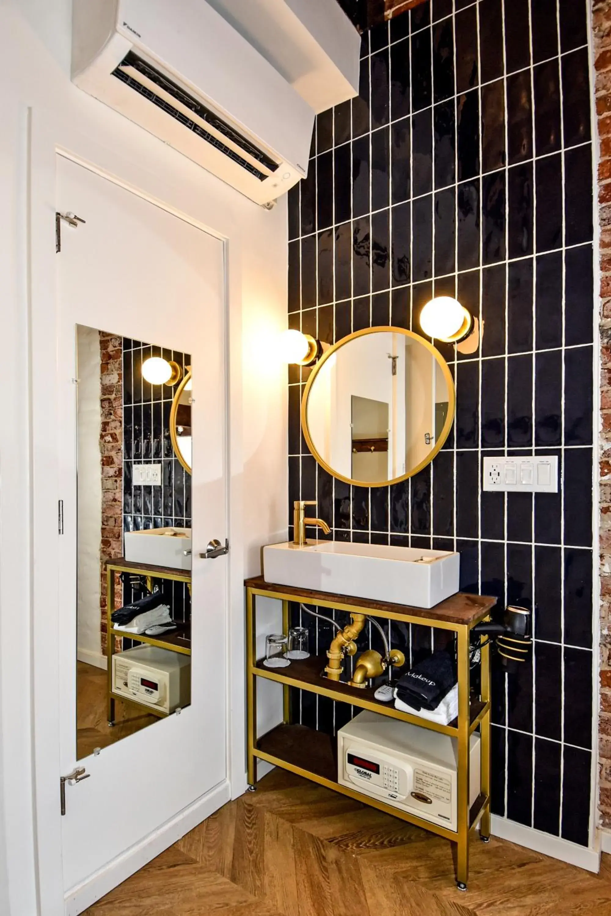 Photo of the whole room in HighRoad Washington DC Photo of the whole room in HighRoad Washington DC