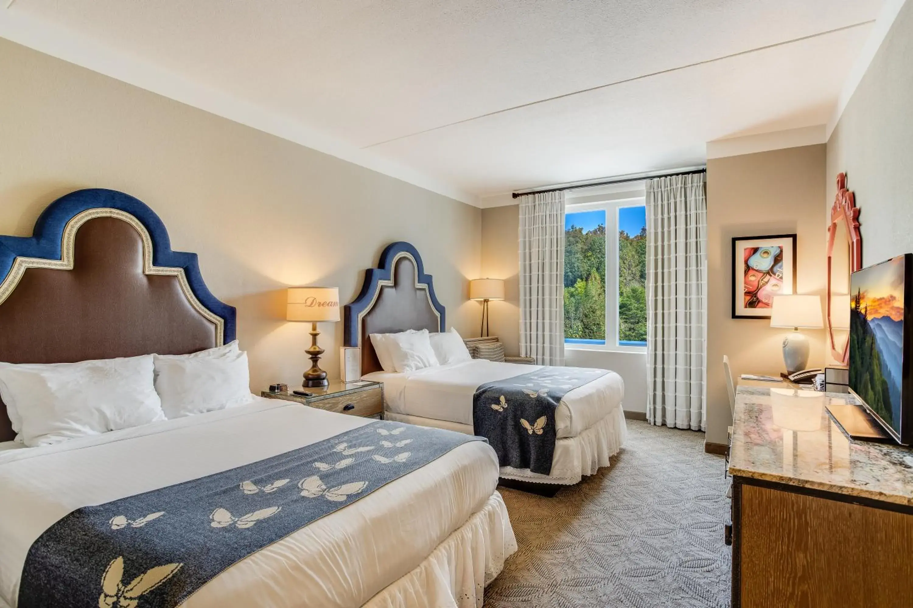 Queen Room - Disability Access in Dollywood's DreamMore Resort and Spa Queen Room - Disability Access in Dollywood's DreamMore Resort and Spa