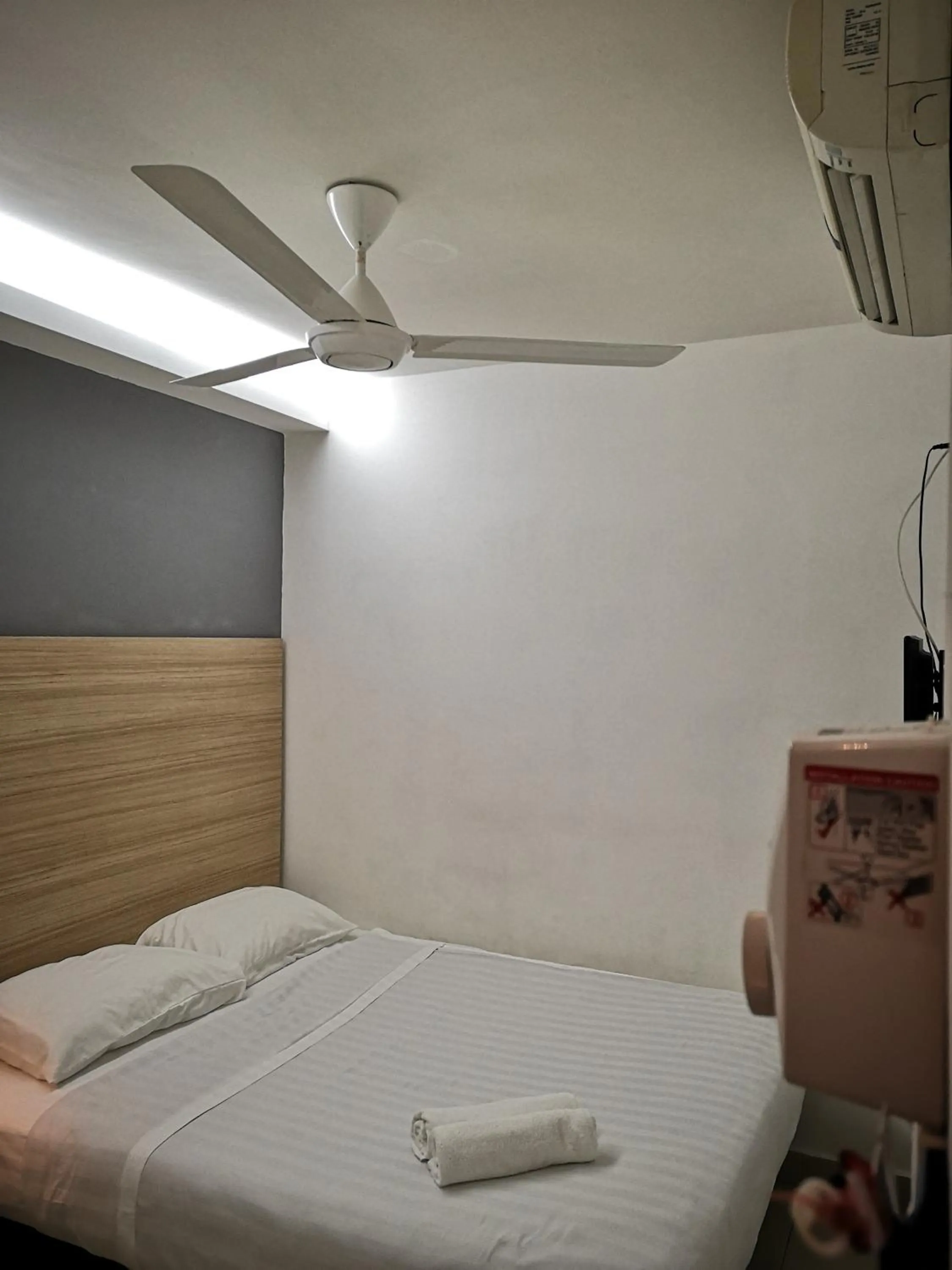 Bed in Dragon Door Hotel