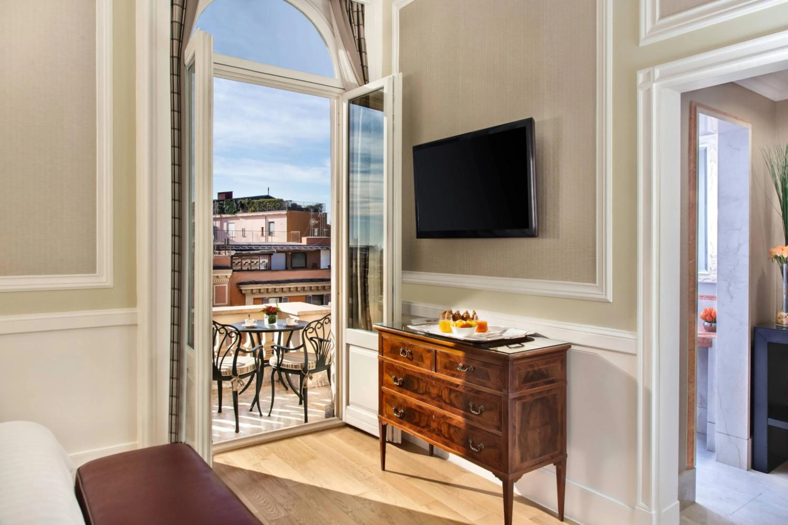 Photo of the whole room in Rome Marriott Grand Hotel Flora