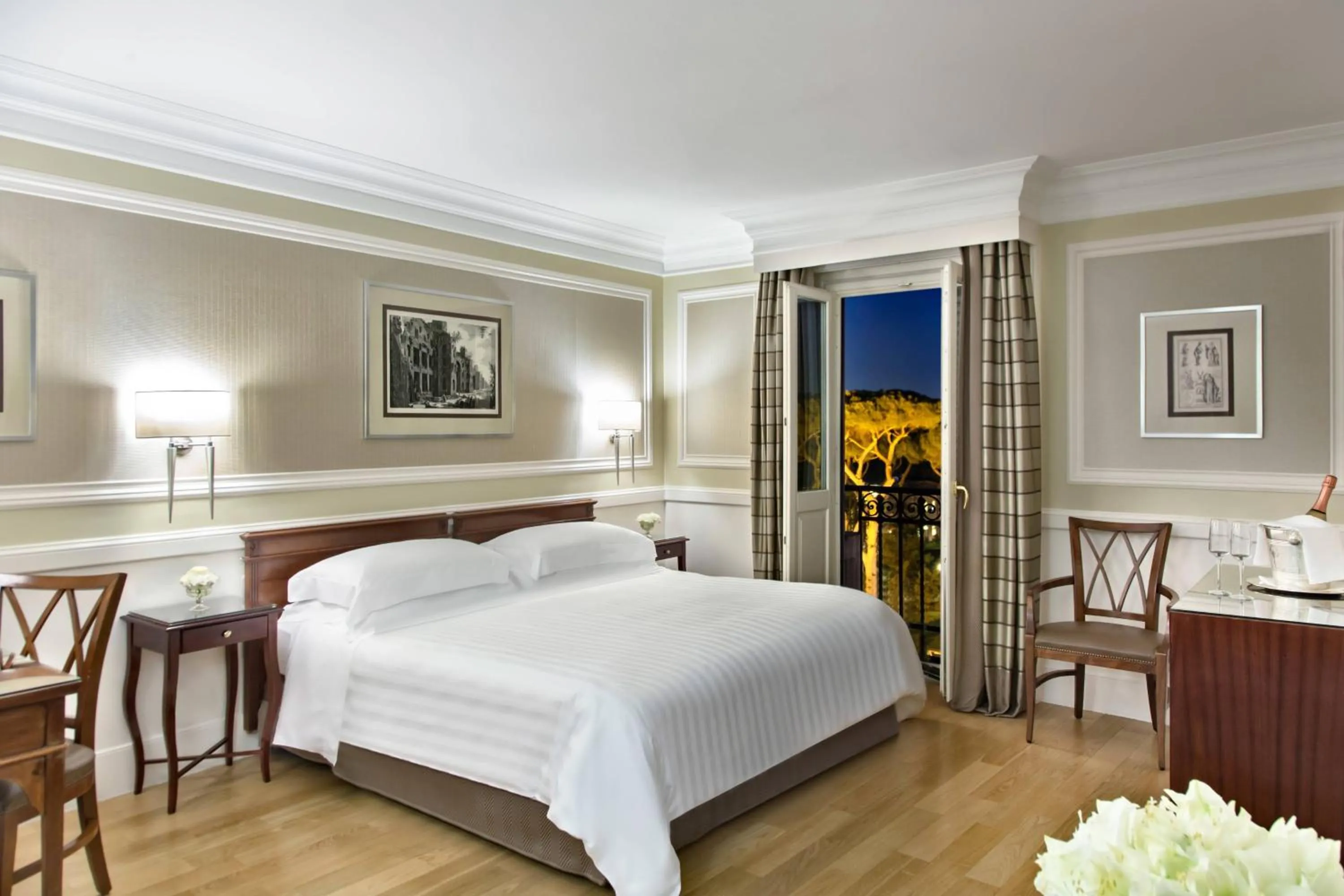 Photo of the whole room, Bed in Rome Marriott Grand Hotel Flora