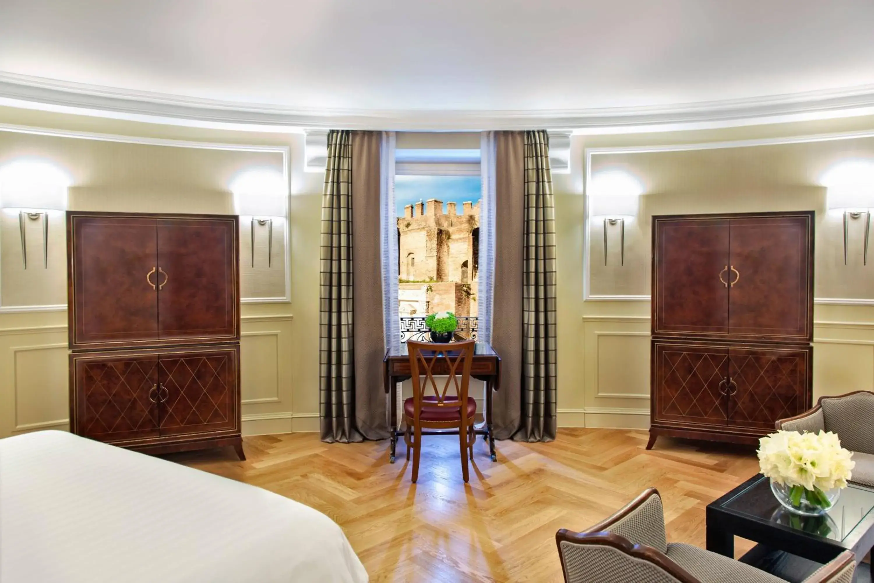 Oval Junior Suite, Larger Guest room in Rome Marriott Grand Hotel Flora Oval Junior Suite, Larger Guest room in Rome Marriott Grand Hotel Flora