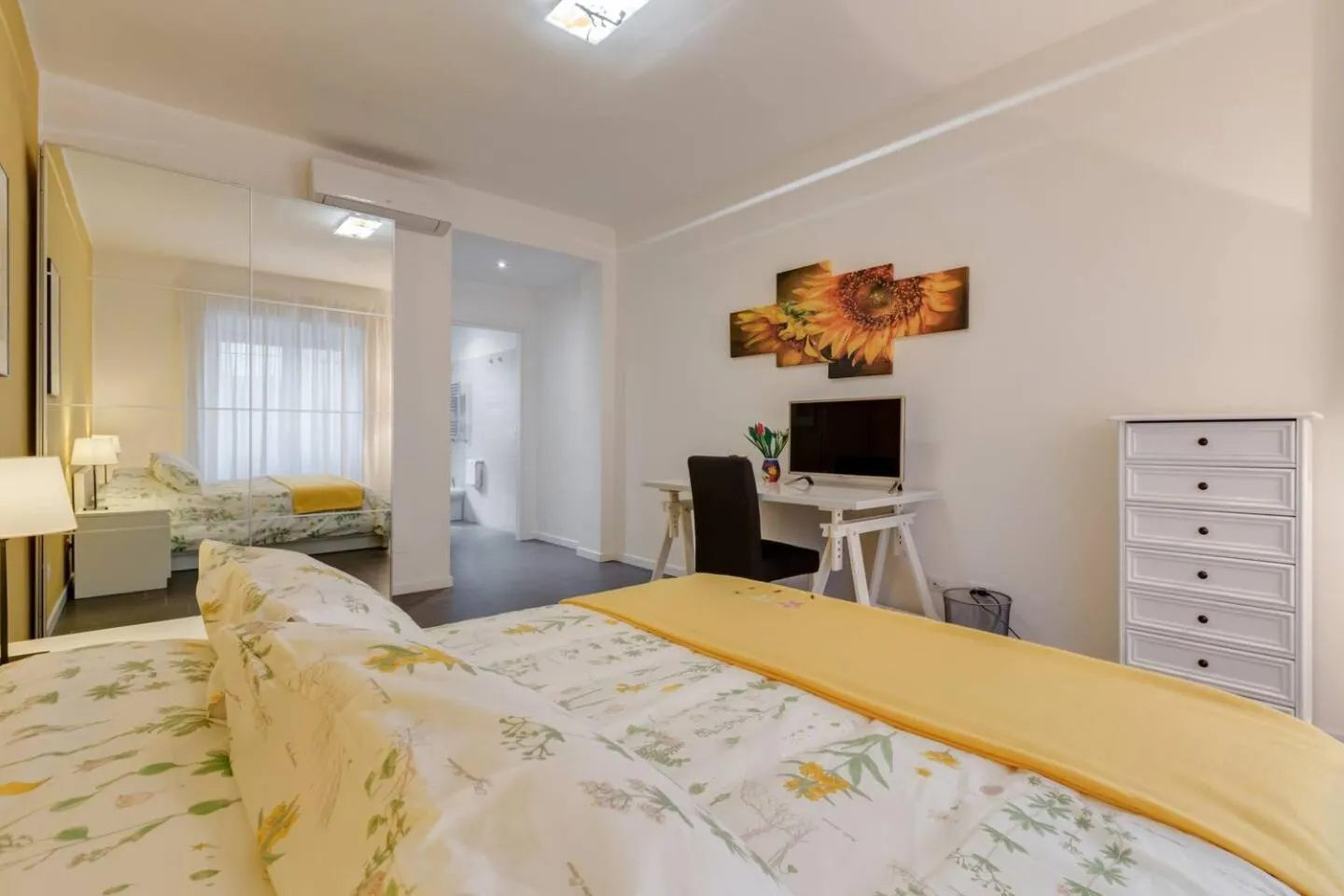 Photo of the whole room, Bed in AV Domus Vatican St.Peter B&B