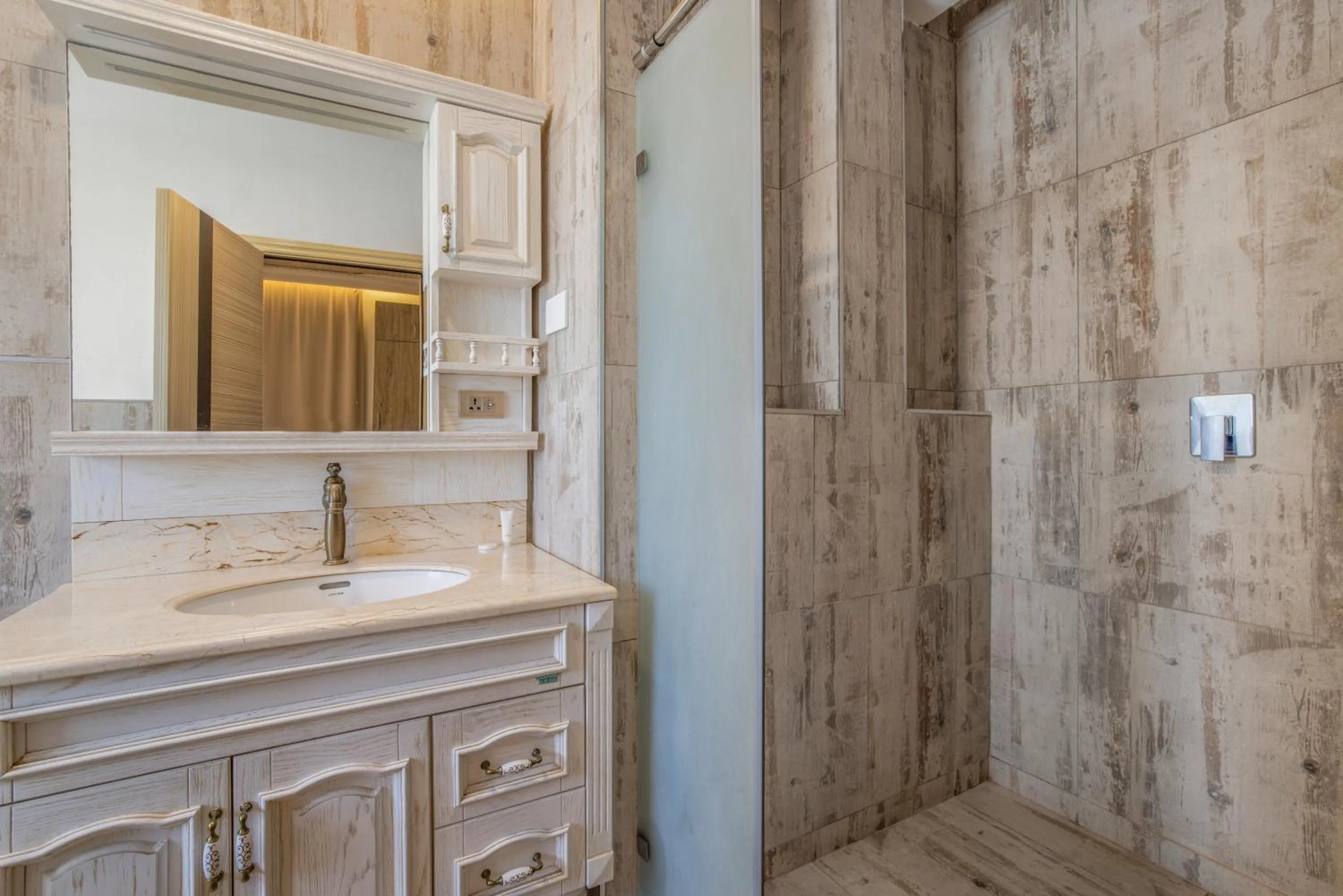 Shower in Kates Apartments