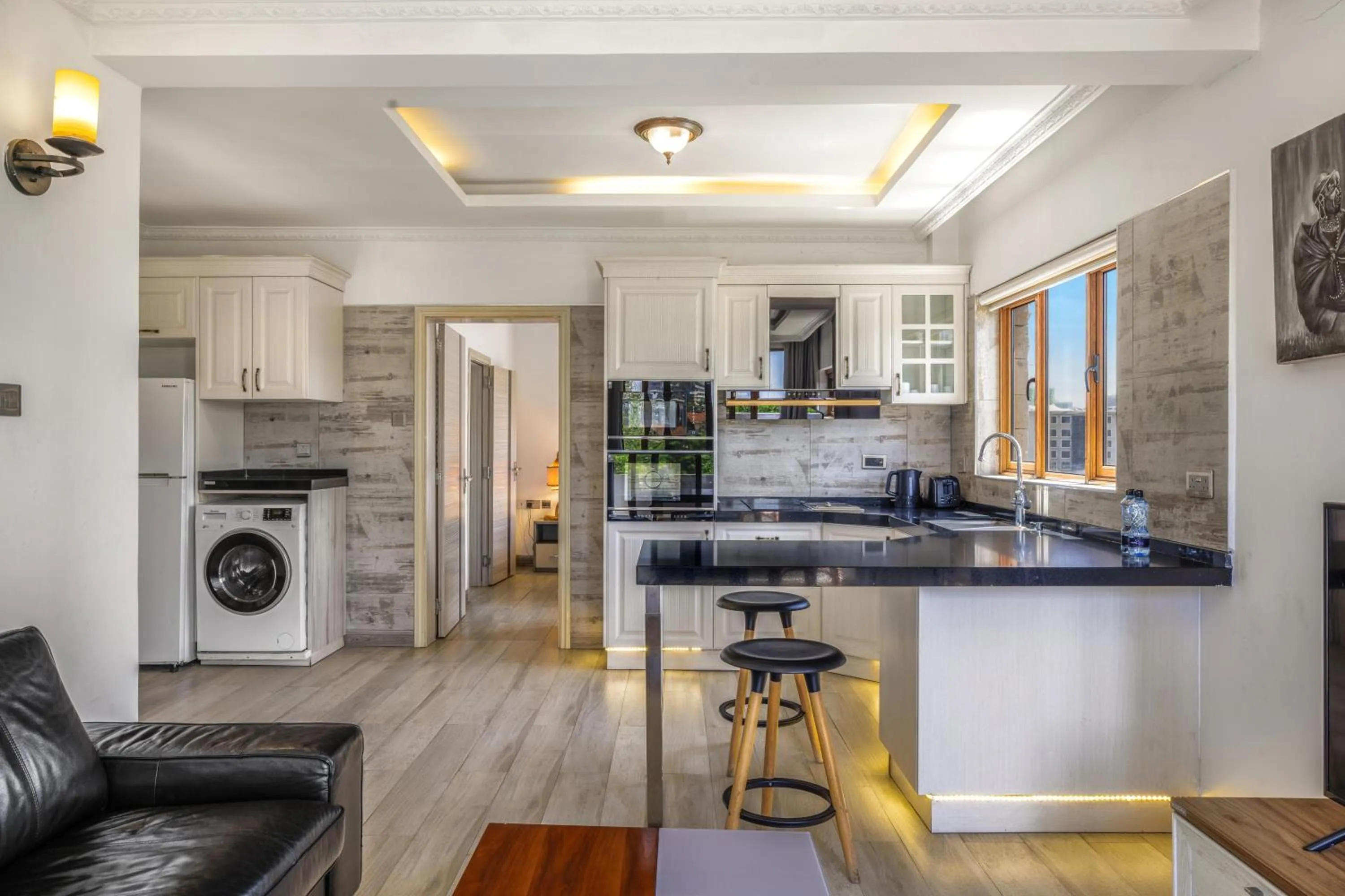 Kitchen or kitchenette in Kates Apartments