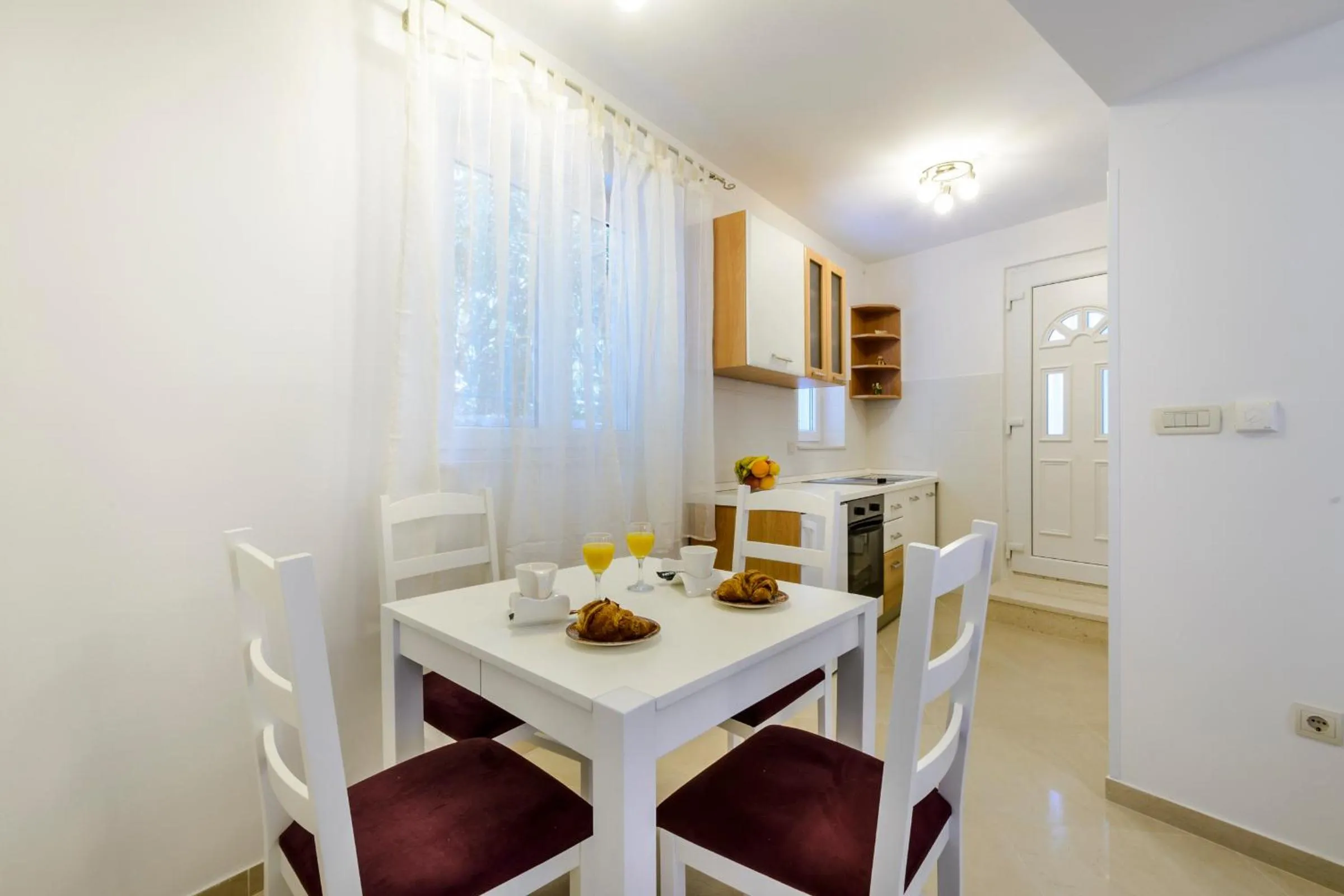 Restaurant/places to eat in Imperium Apartments