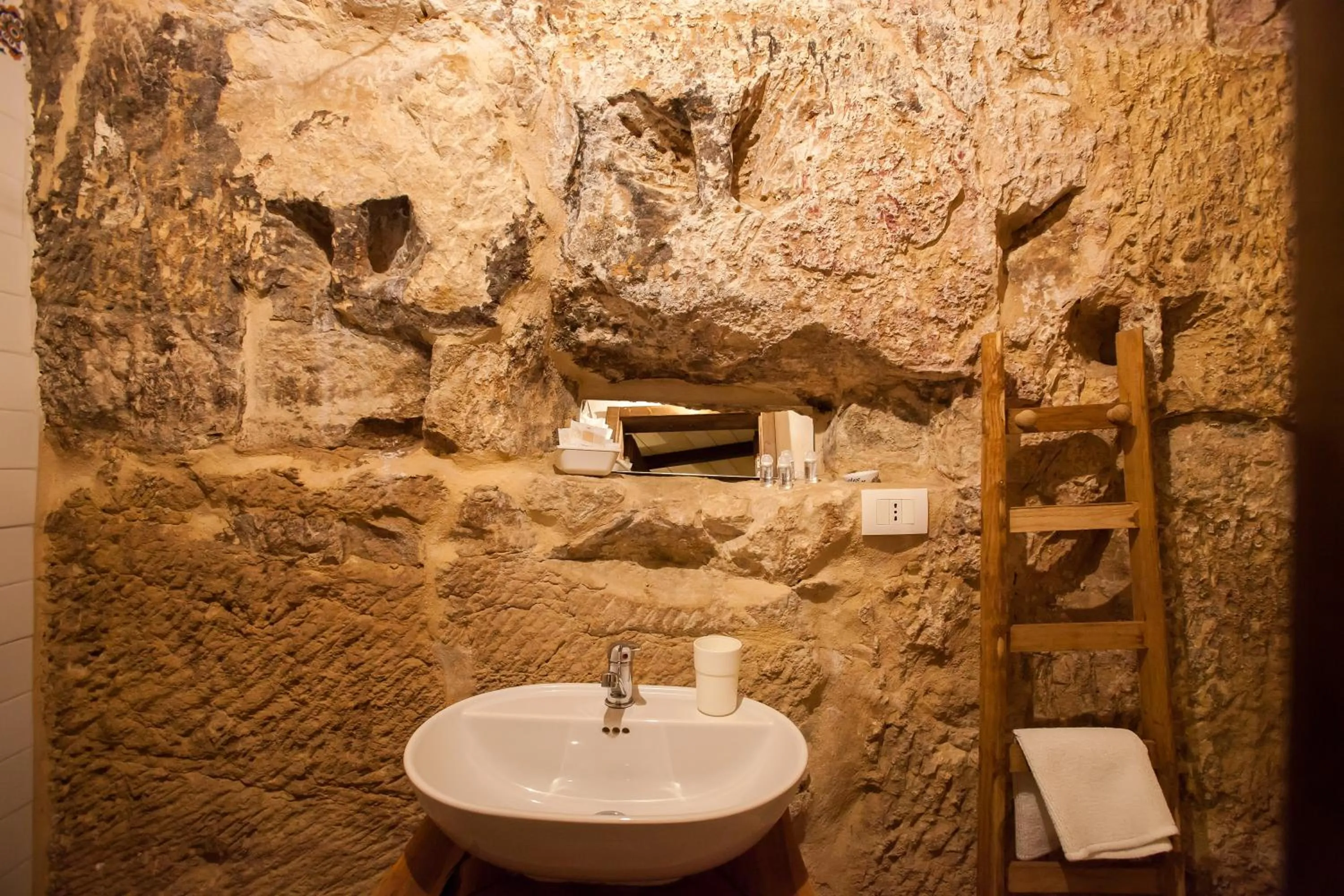 Bathroom in Si-Moutique, le Case-grotte degli Avi 2