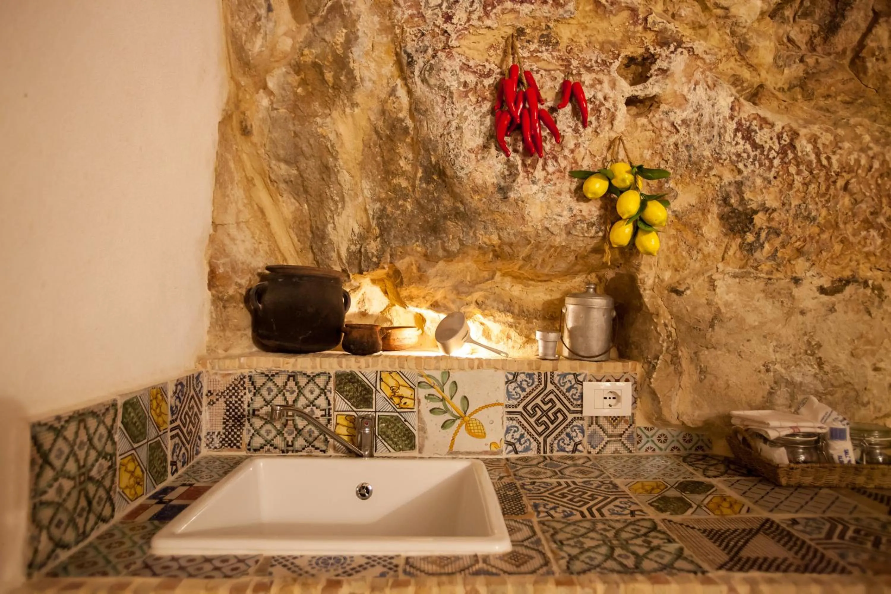 Kitchen or kitchenette in Si-Moutique, le Case-grotte degli Avi 2