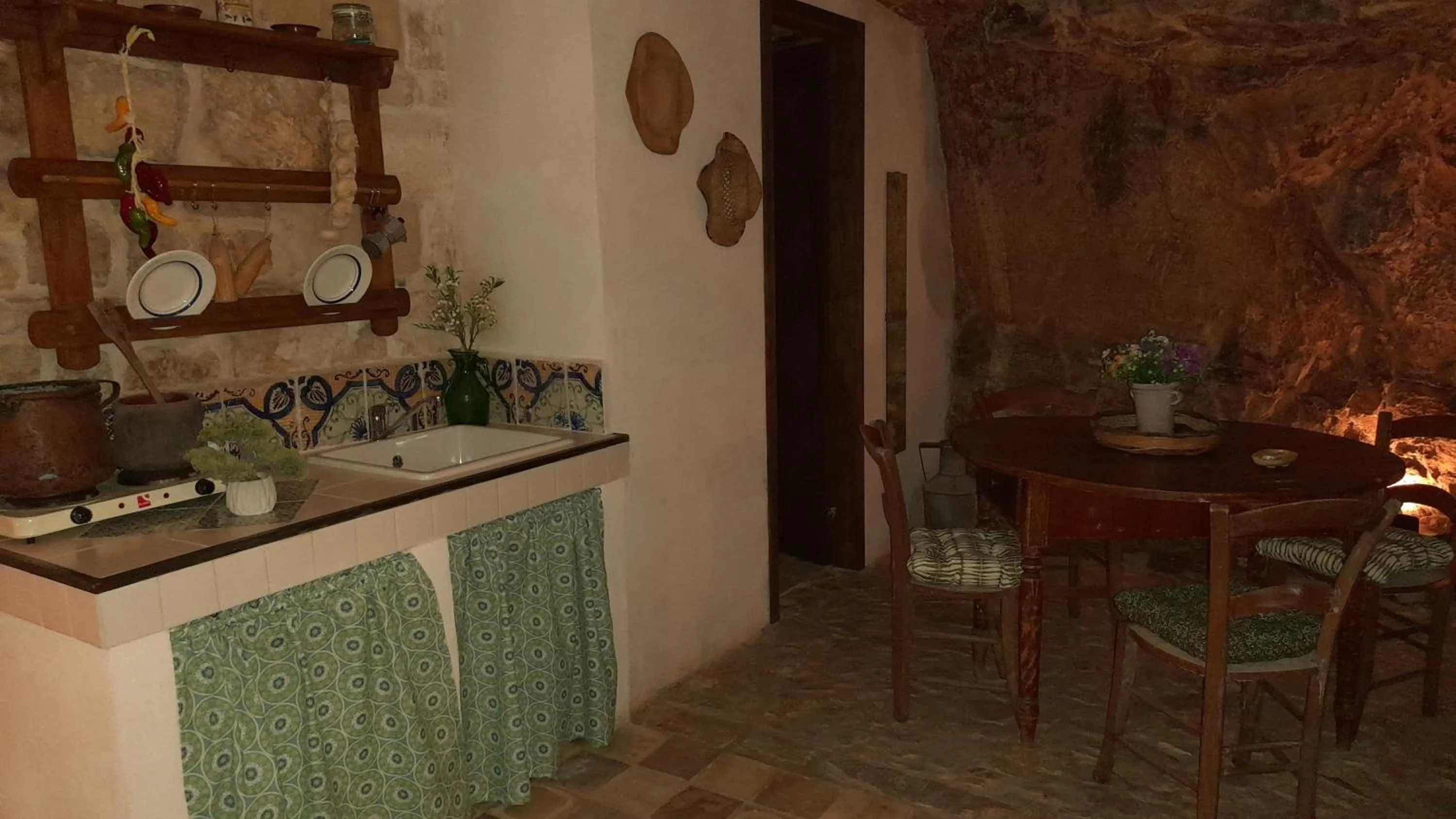 Kitchen or kitchenette in Si-Moutique, le Case-grotte degli Avi 2