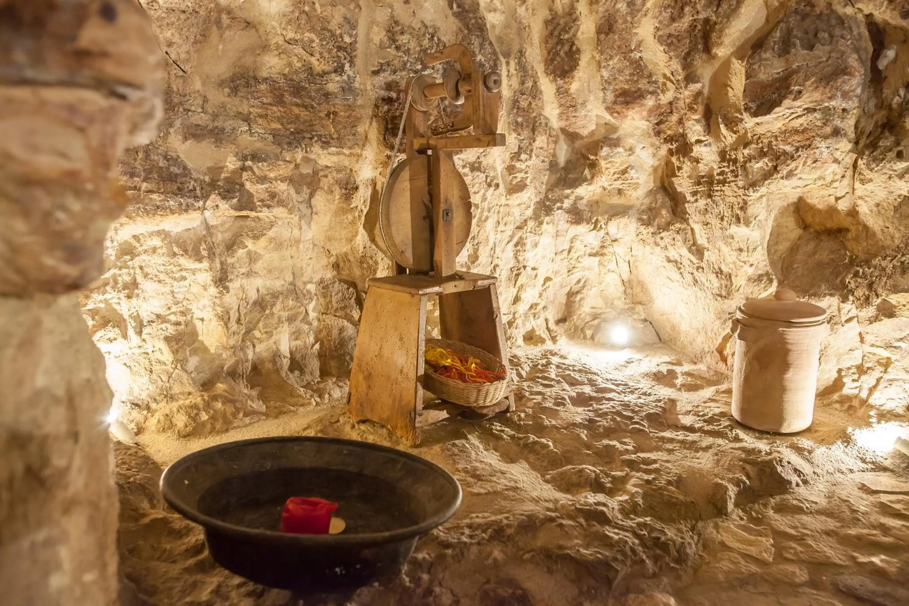 Decorative detail in Si-Moutique, le Case-grotte degli Avi 2