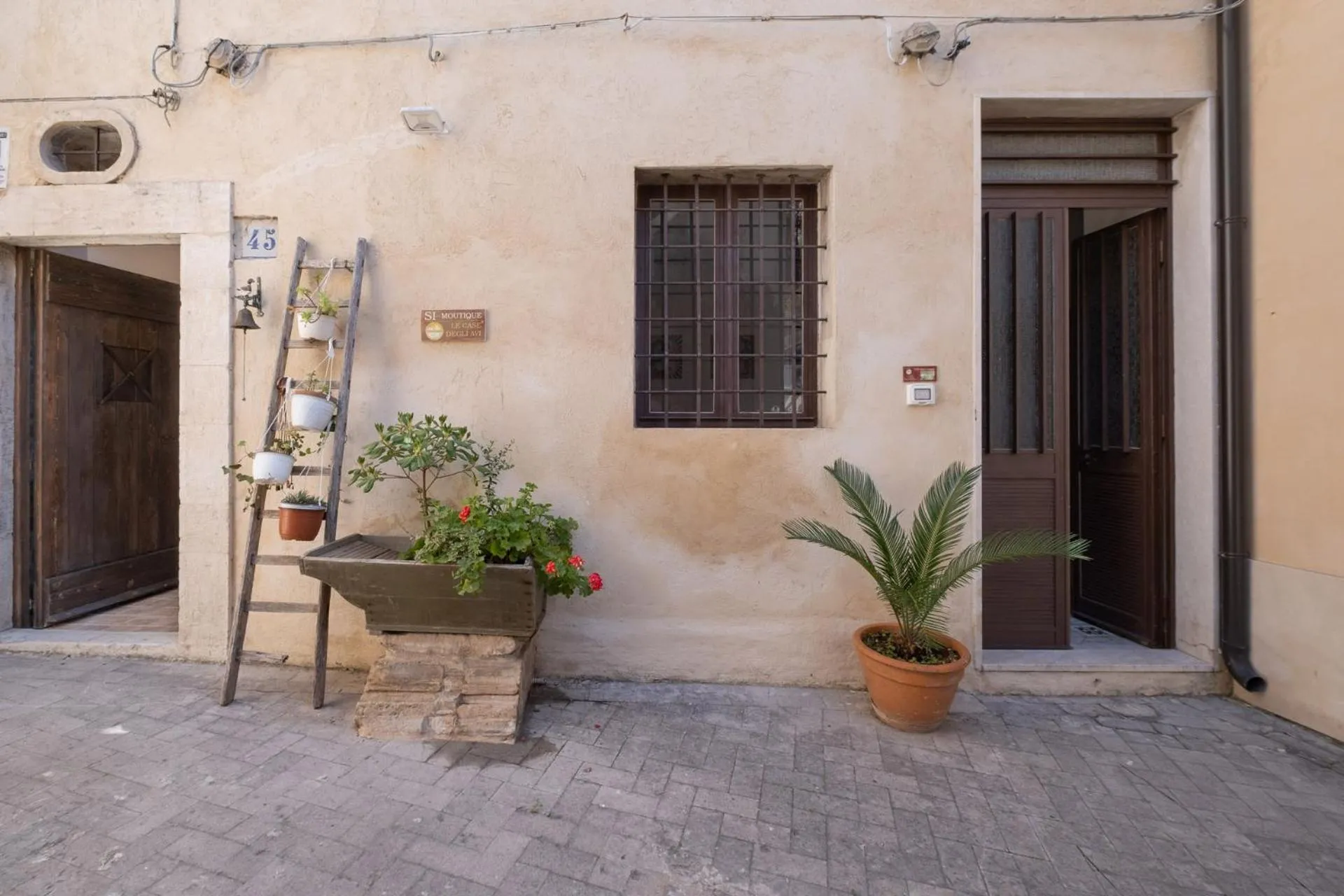 Facade/entrance in Si-Moutique, le Case-grotte degli Avi 2