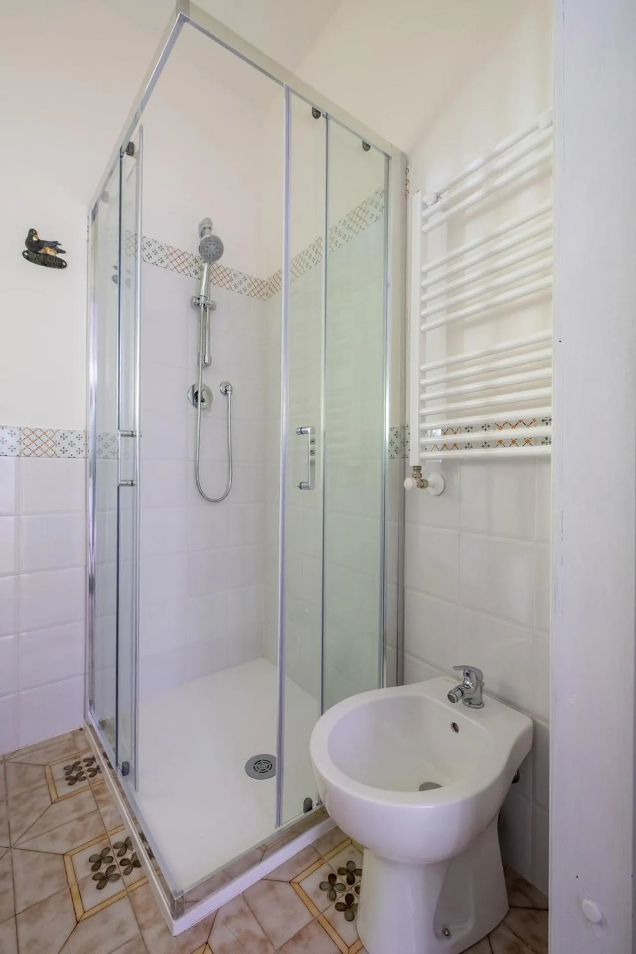 Shower in Si-Moutique, le Case-grotte degli Avi 2