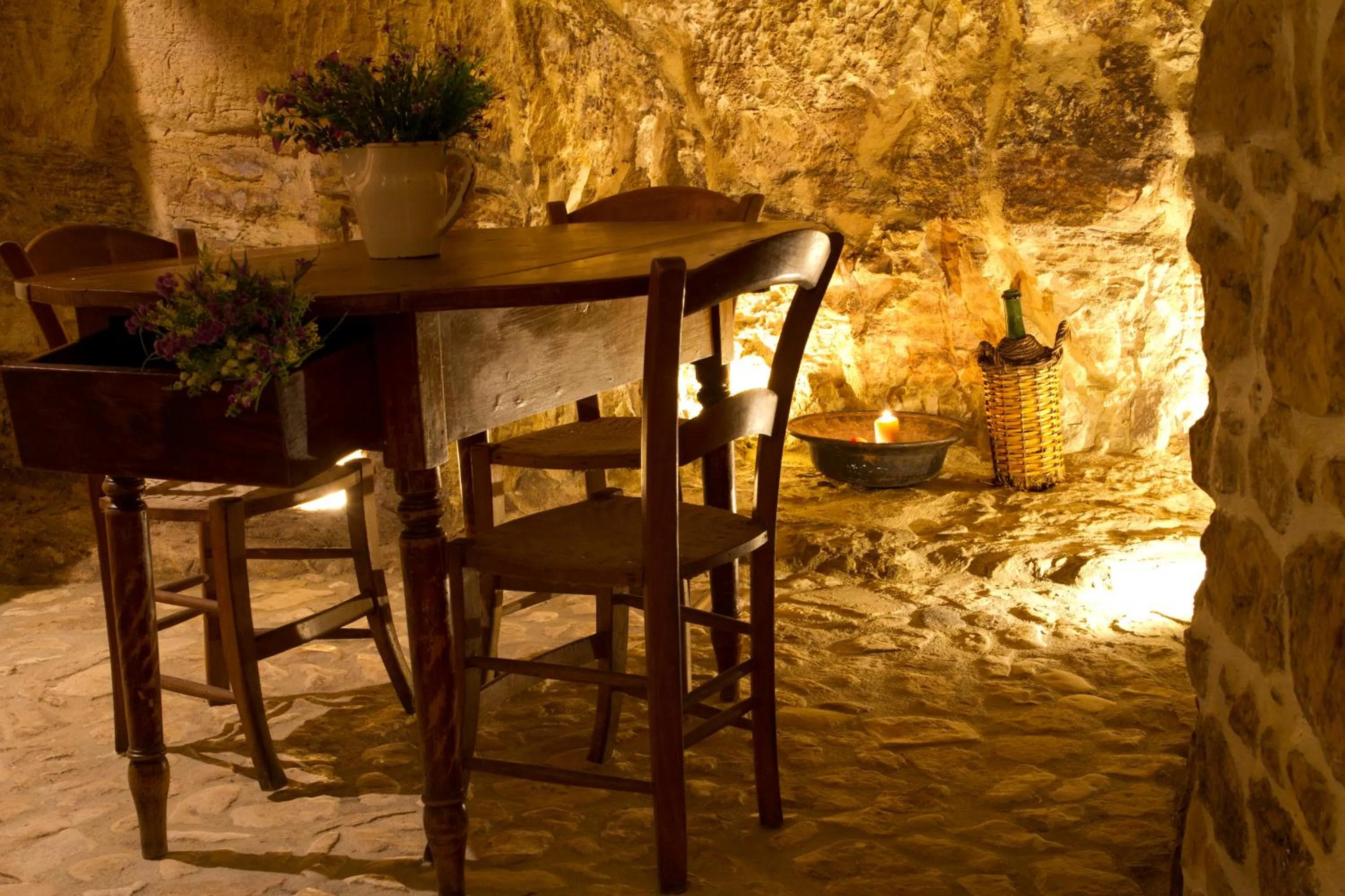 Seating area in Si-Moutique, le Case-grotte degli Avi 2