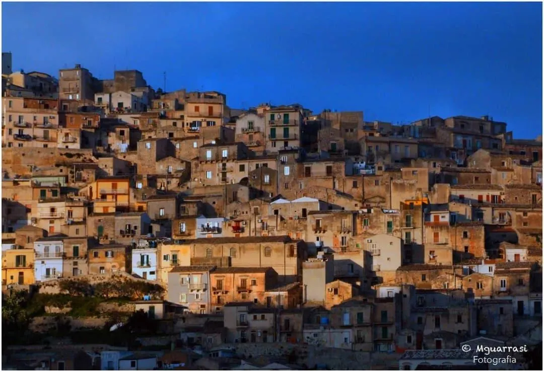 Neighbourhood in Si-Moutique, le Case-grotte degli Avi 2