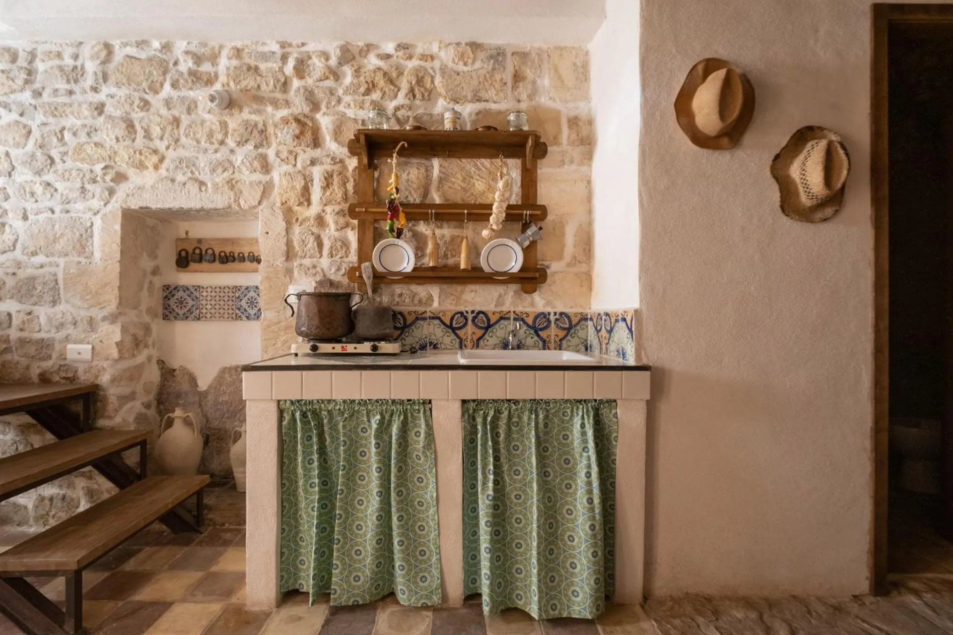 Kitchen or kitchenette in Si-Moutique, le Case-grotte degli Avi 2