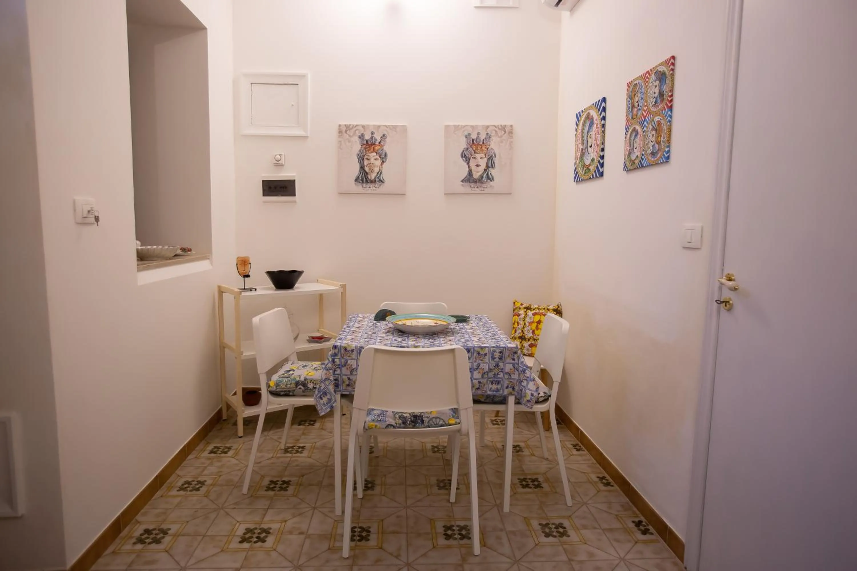 Dining area in Si-Moutique, le Case-grotte degli Avi 2