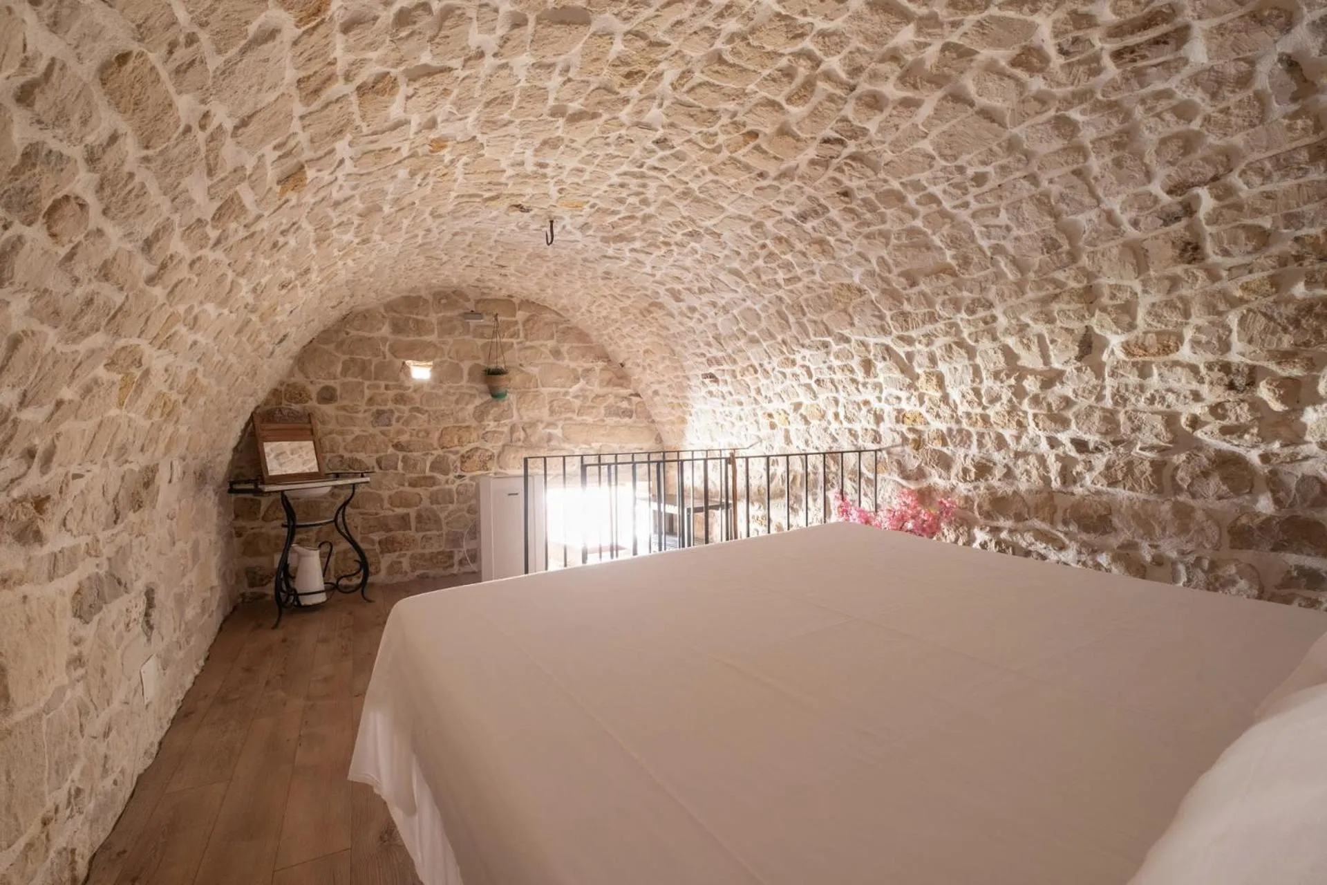 Decorative detail, Bed in Si-Moutique, le Case-grotte degli Avi 2