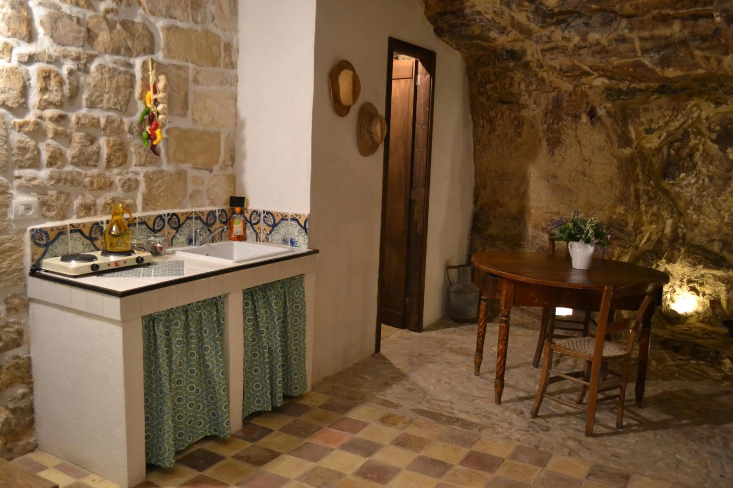 Kitchen or kitchenette in Si-Moutique, le Case-grotte degli Avi 2