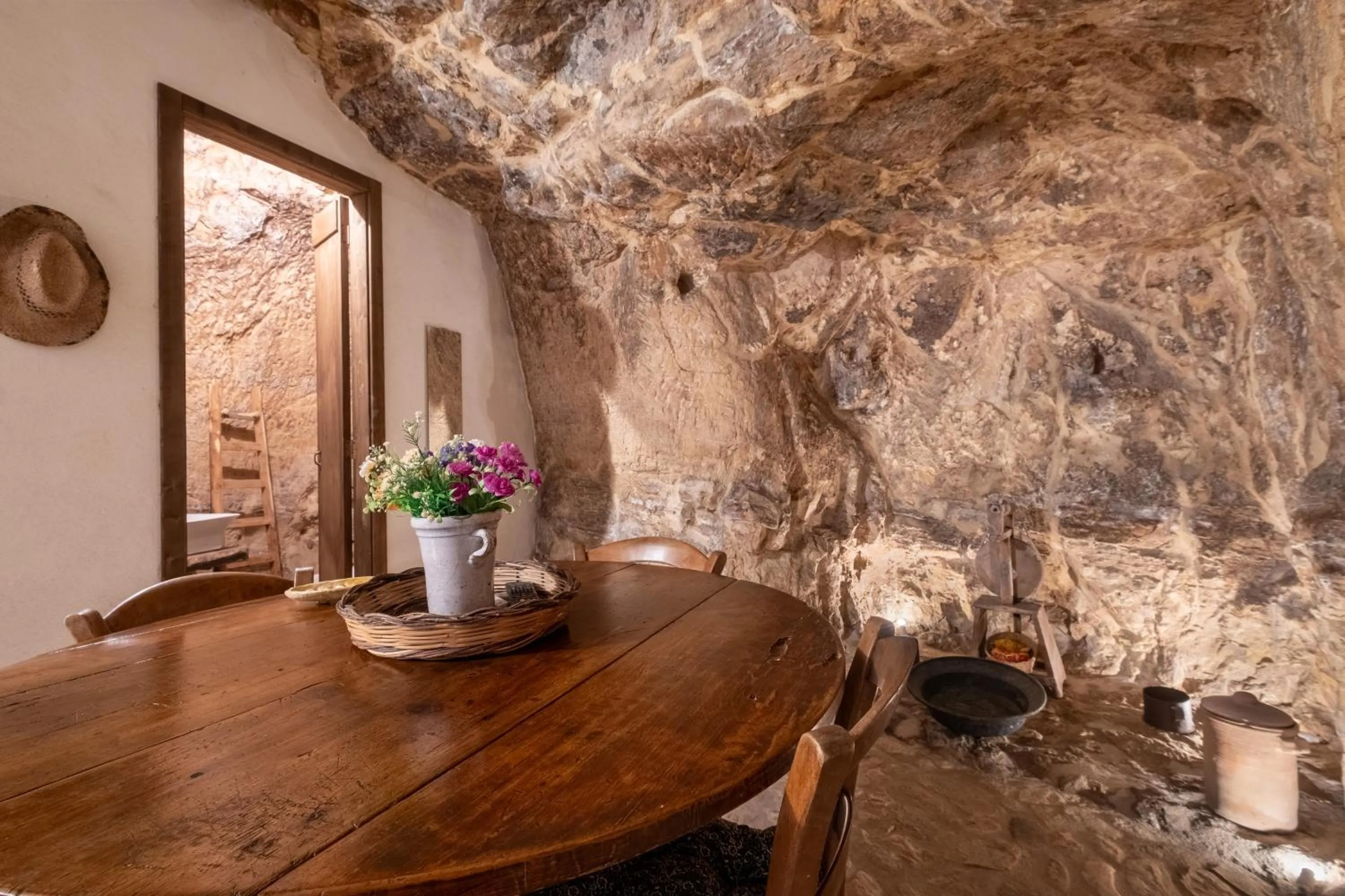Dining area in Si-Moutique, le Case-grotte degli Avi 2
