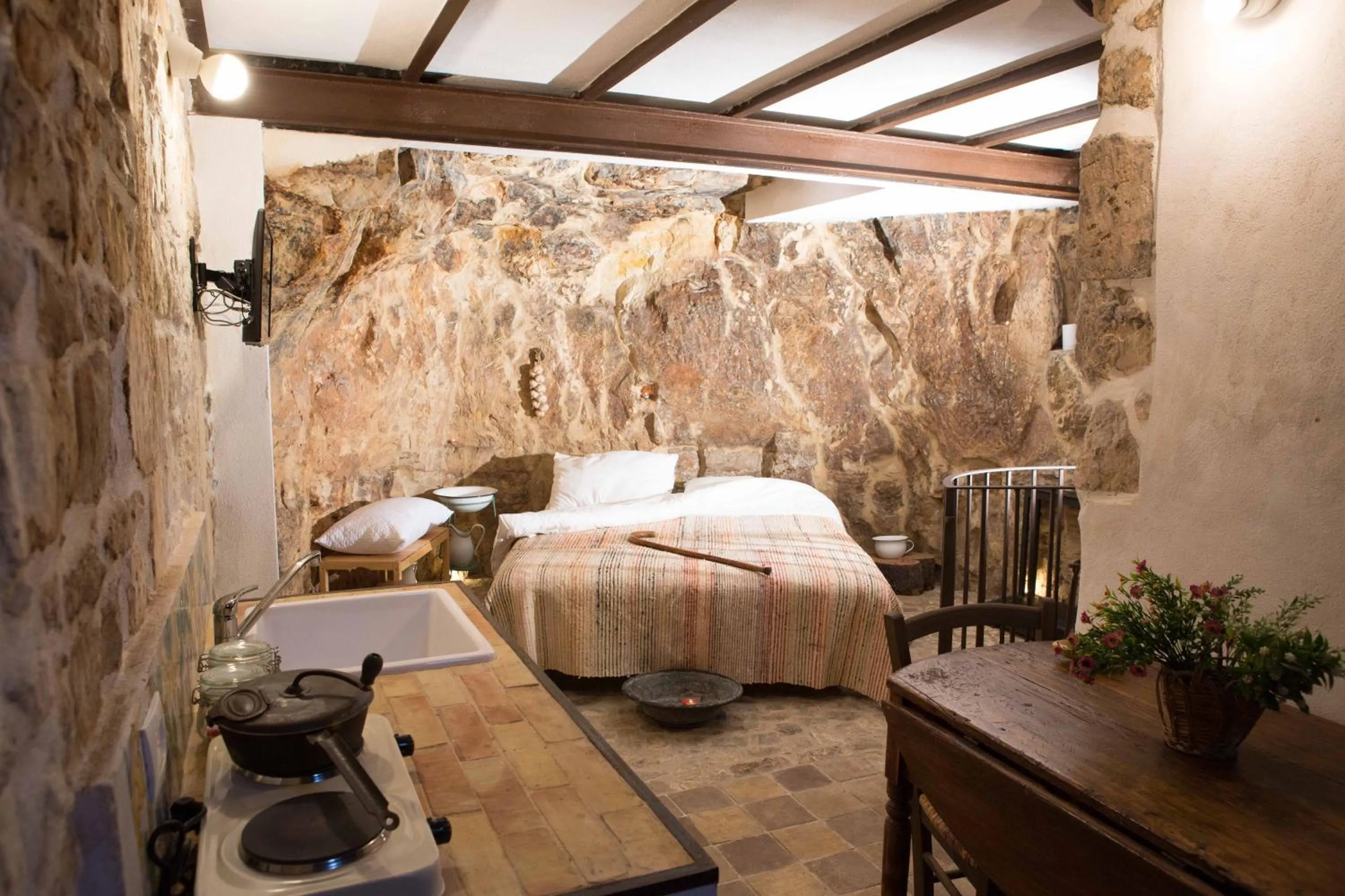Photo of the whole room, Bed in Si-Moutique, le Case-grotte degli Avi 2