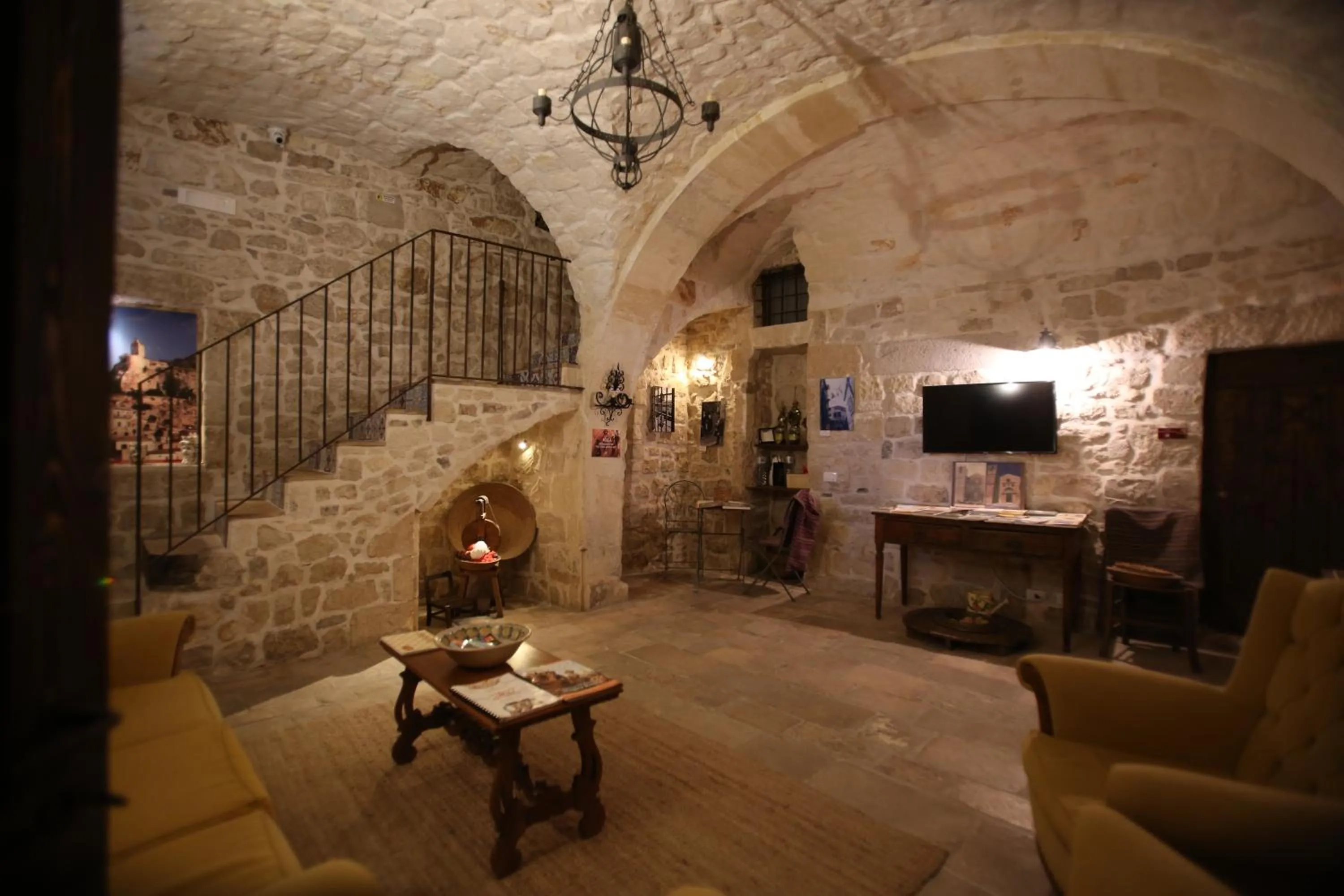 Lobby or reception in Si-Moutique, le Case-grotte degli Avi 2