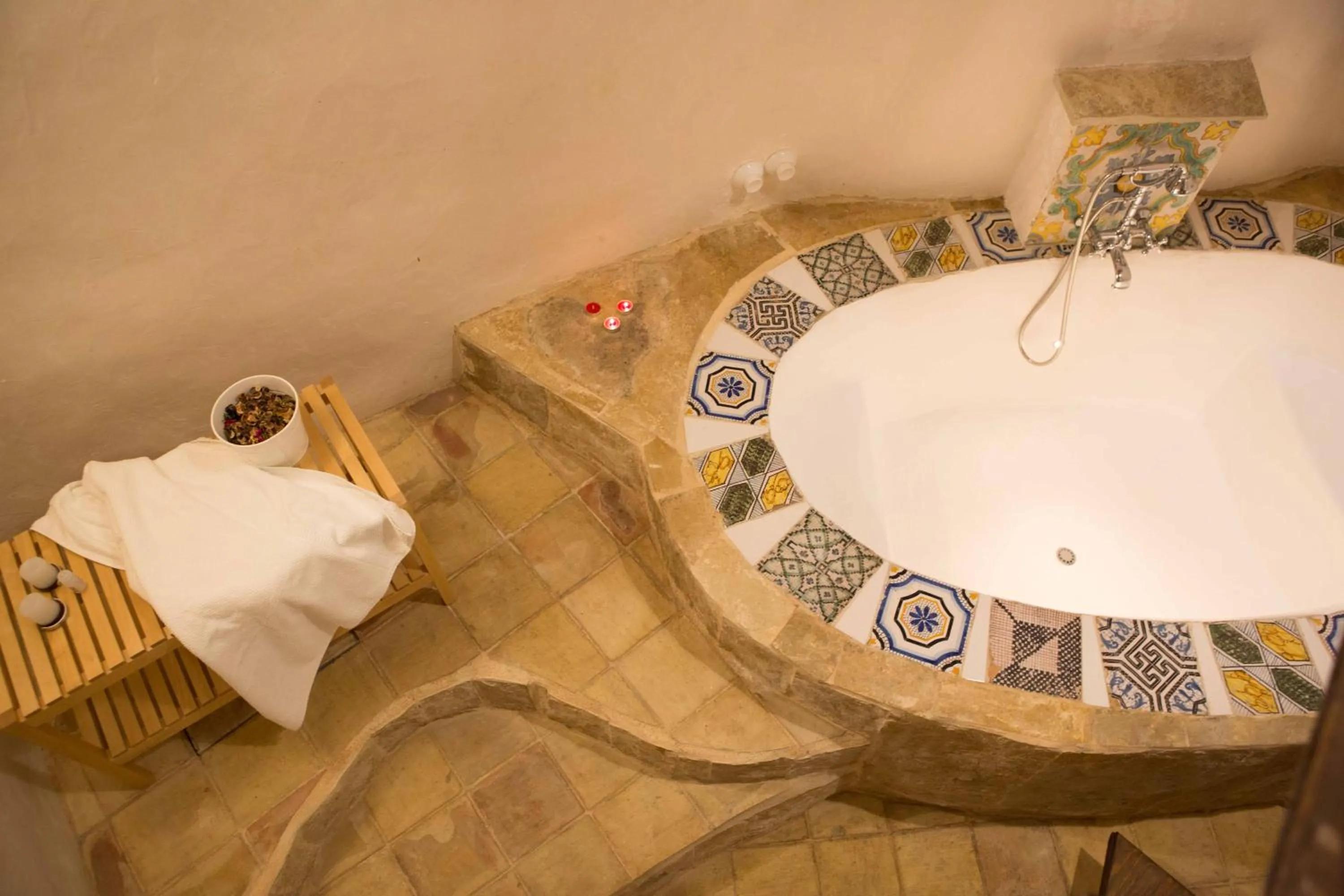 Hot Tub in Si-Moutique, le Case-grotte degli Avi 2